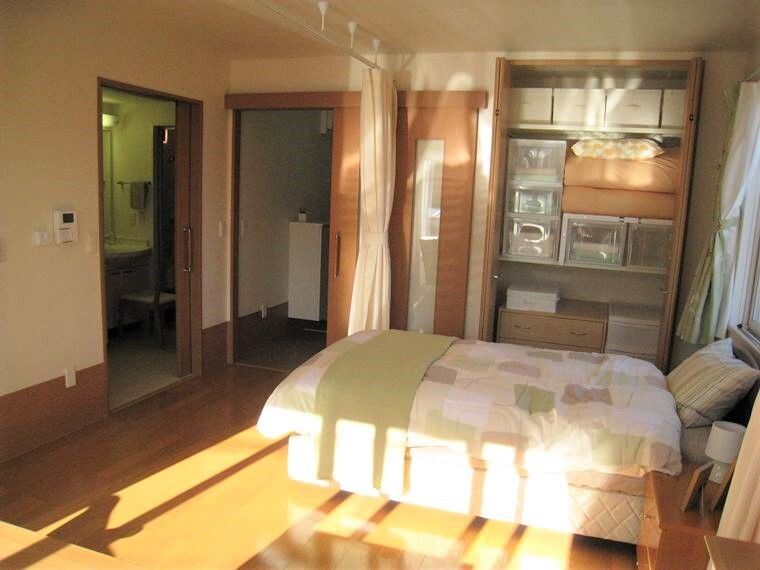 寝具付きのベッドなどが置かれた一人用の部屋にはキッチンや洗面所、浴室なども付いている。