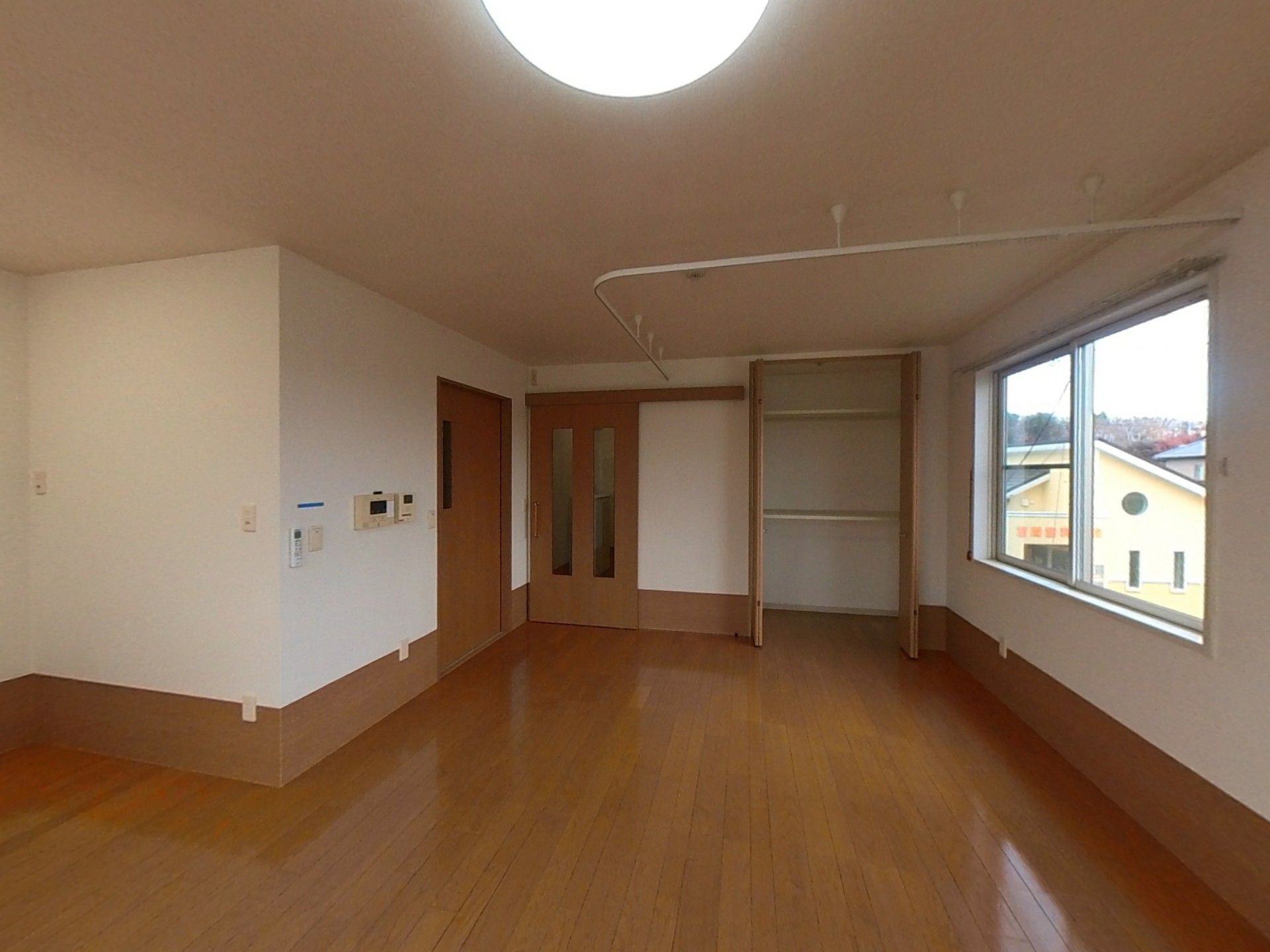 広い窓のある部屋