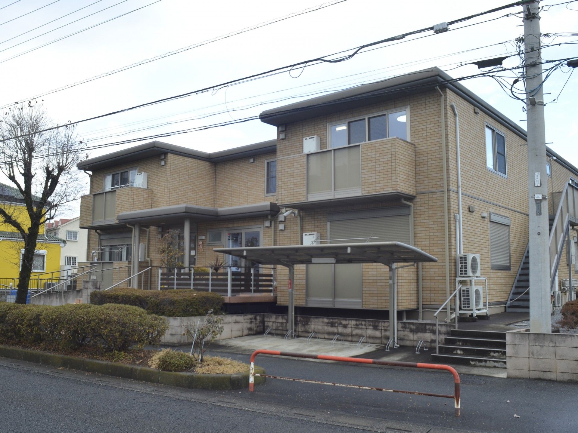 落ち着いた外観の建物