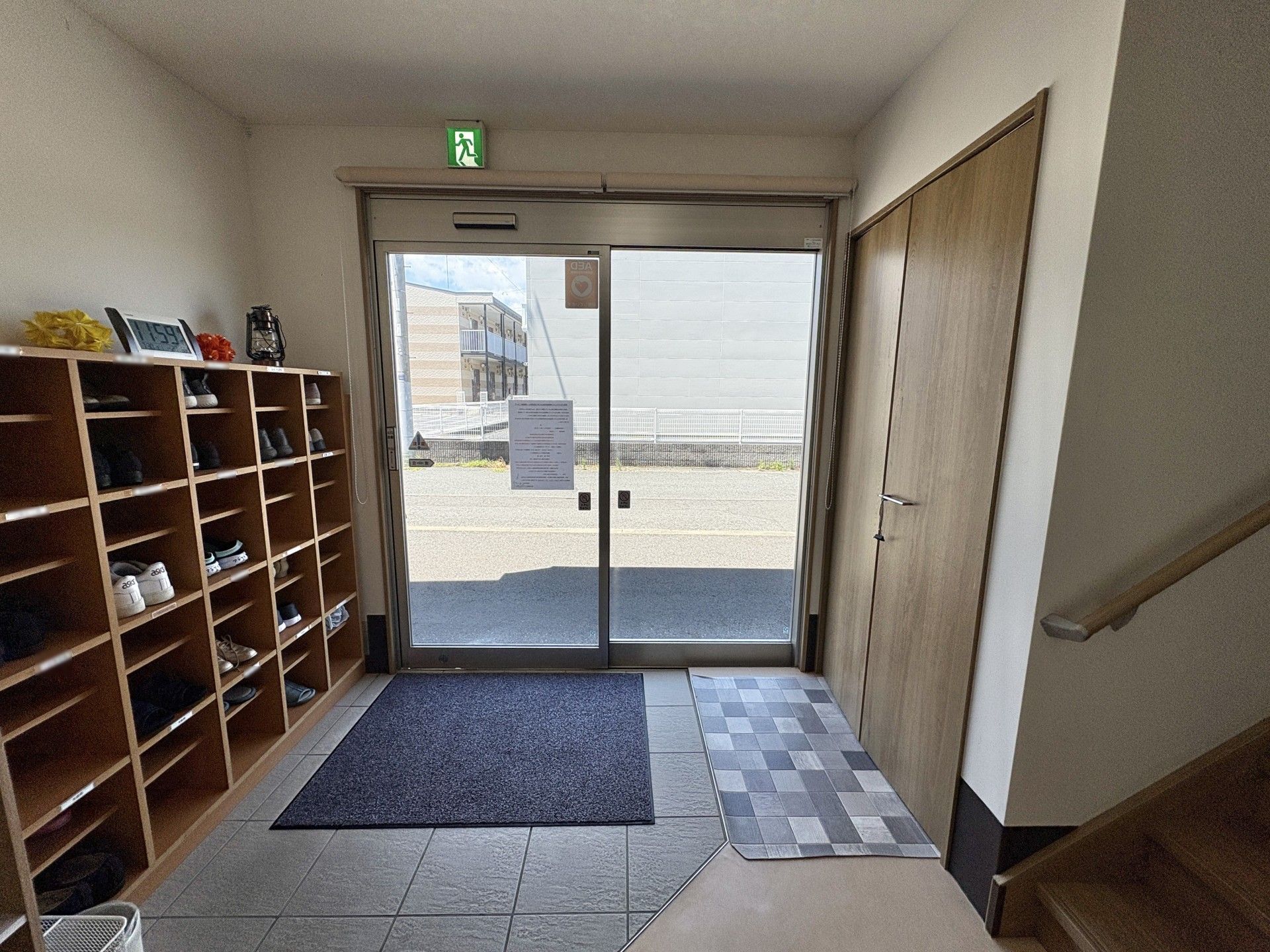 靴箱と出入口の風景