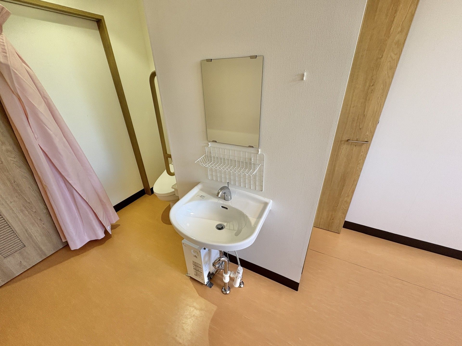 洗面台とトイレの空間