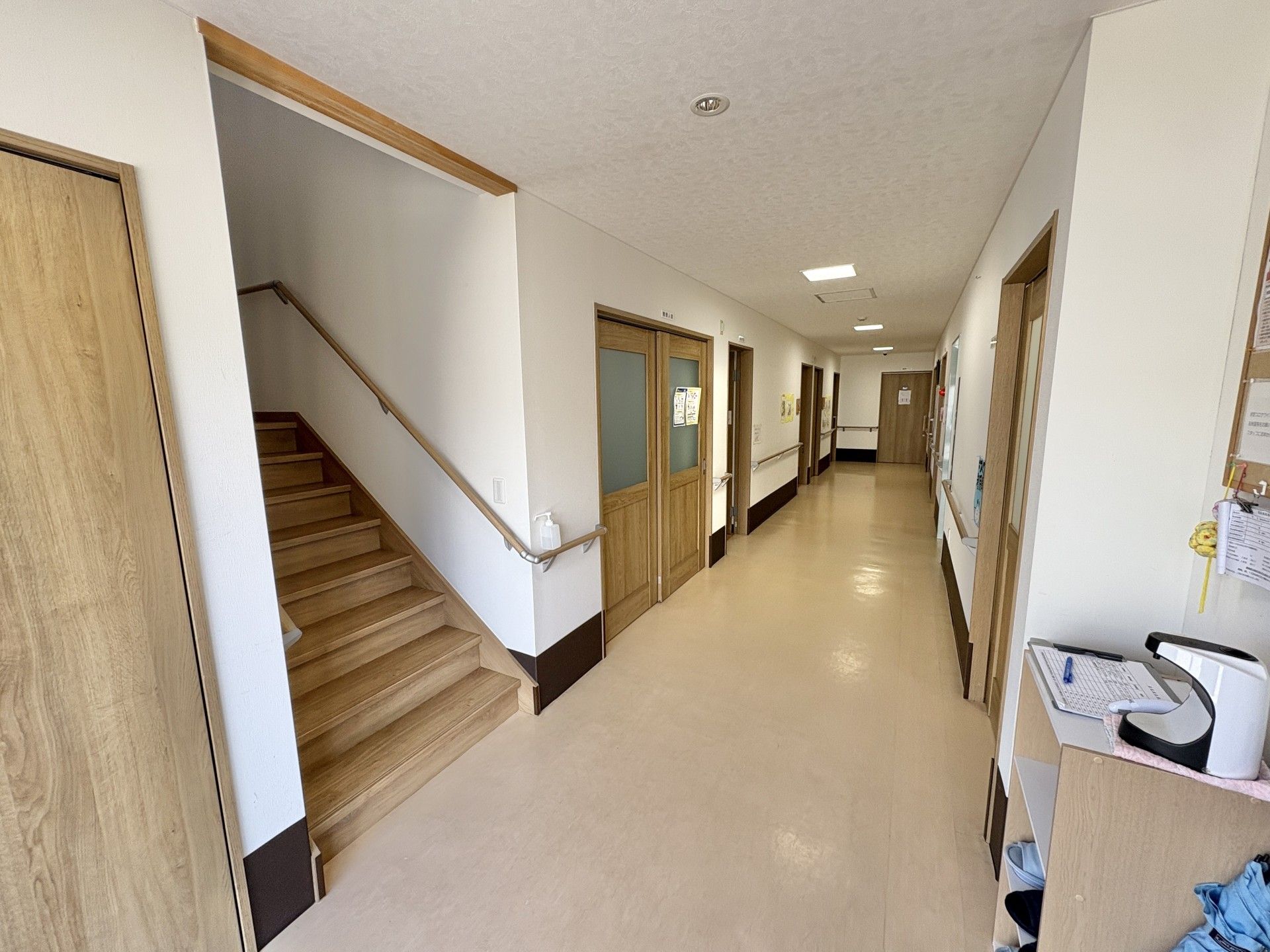 明るい廊下と階段