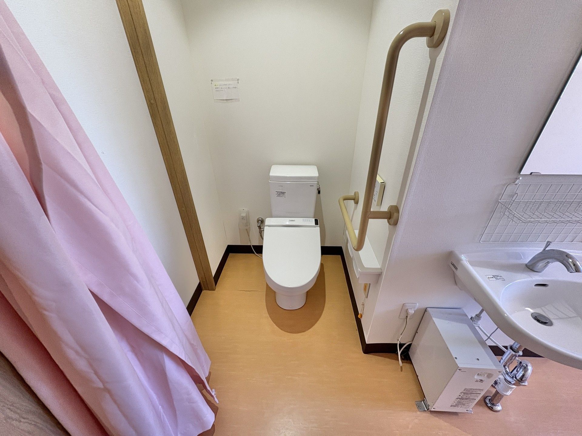手すり付きのトイレ