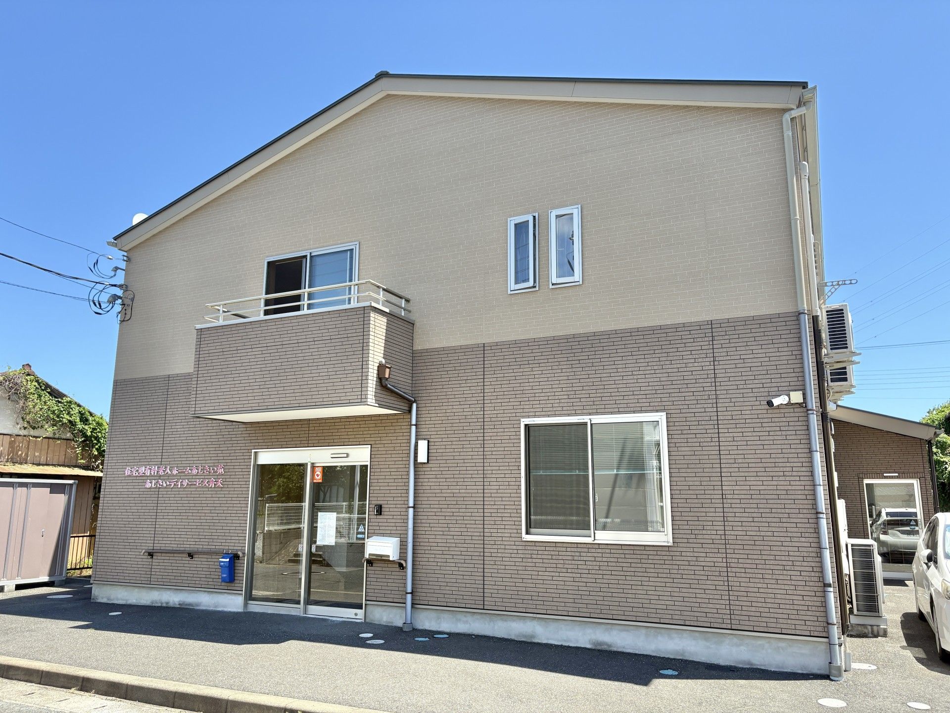 落ち着いた外観の建物