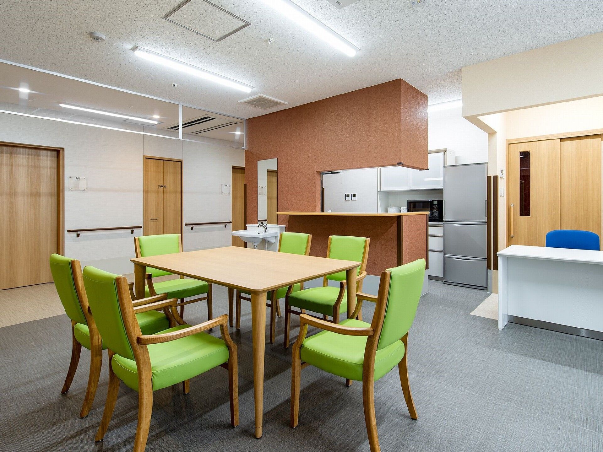 食堂、カウンターキッチンから様子がうかがえる