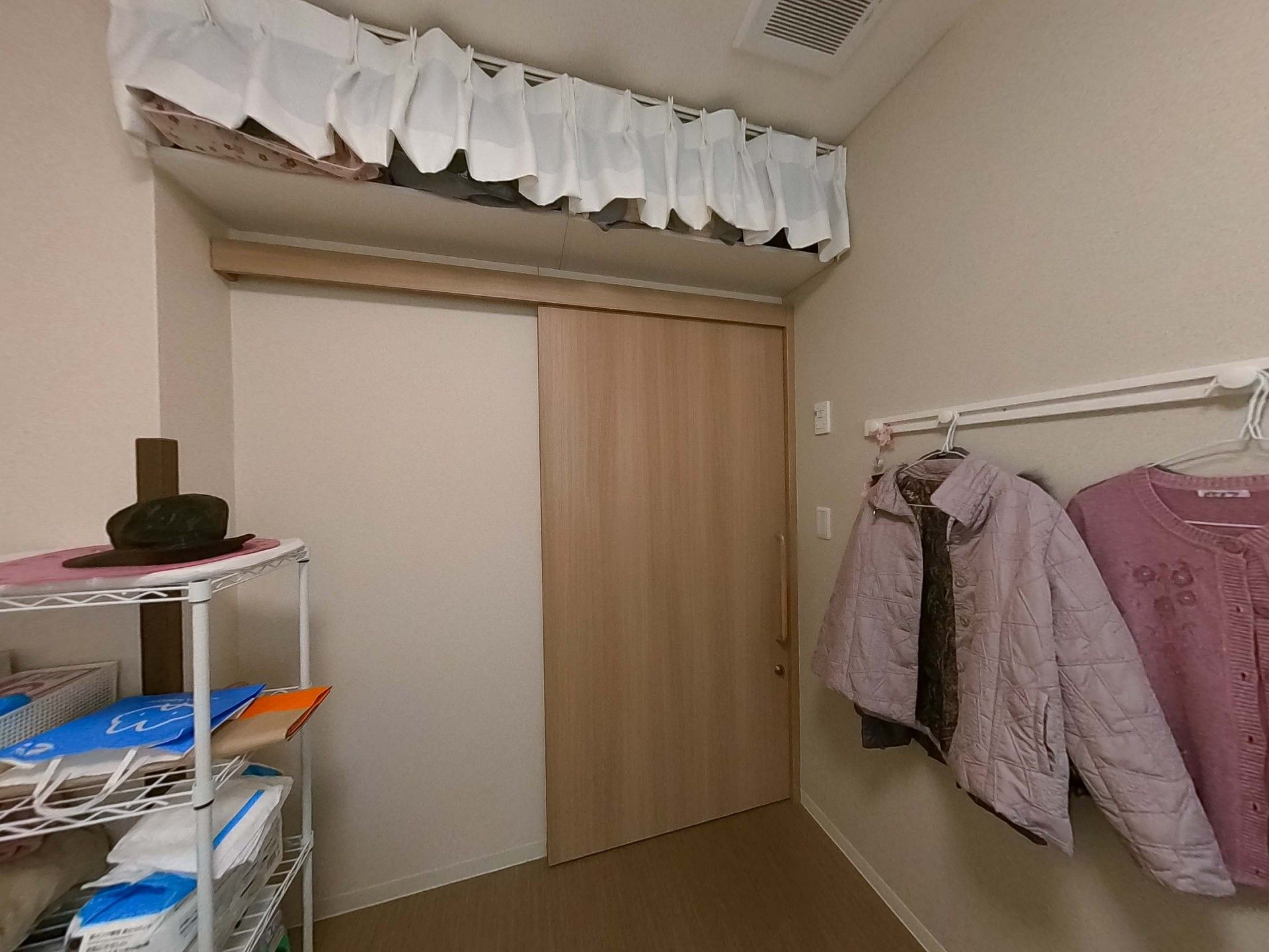 収納スペースと衣類掛け
