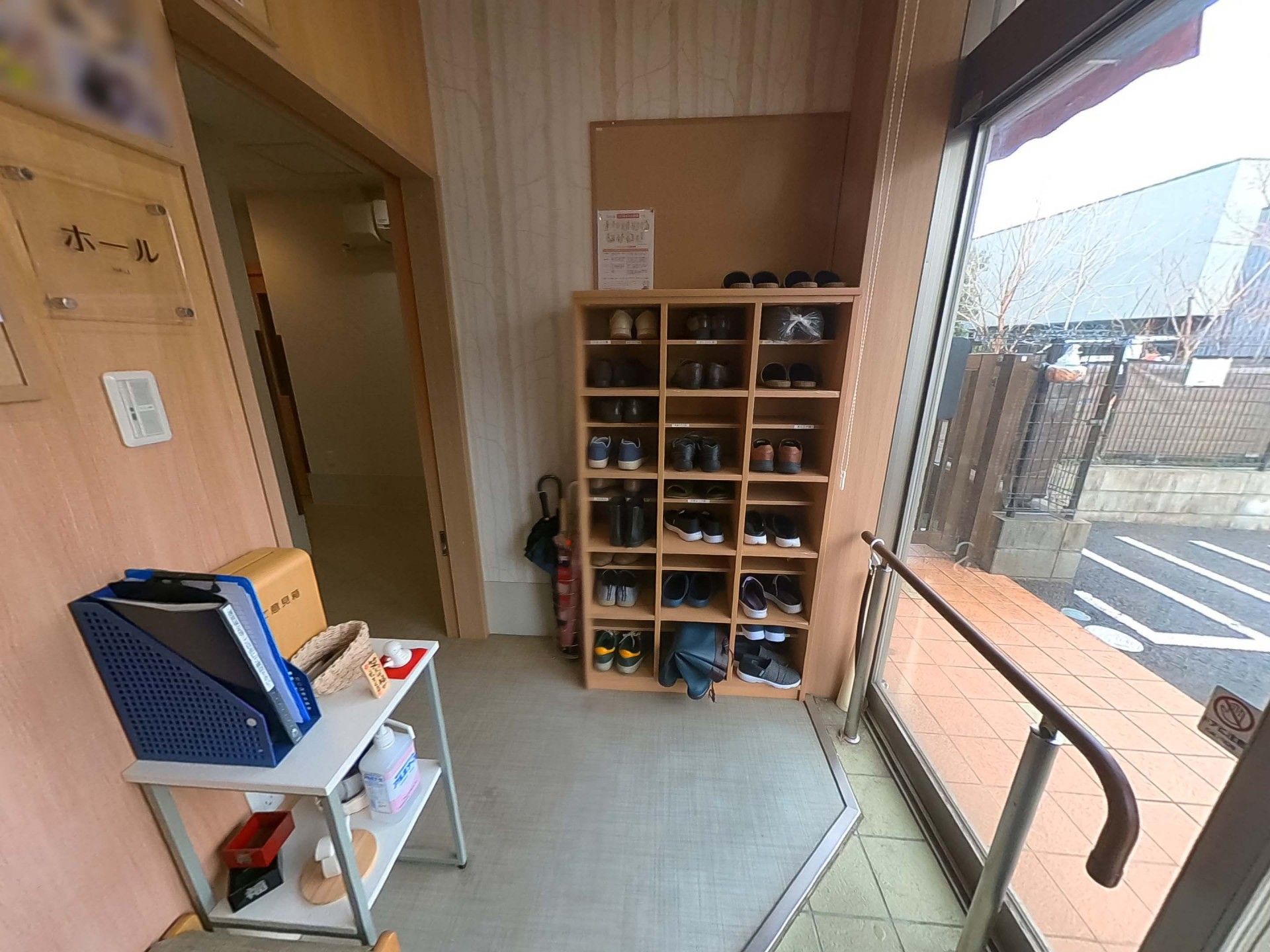 靴箱と出入口の様子