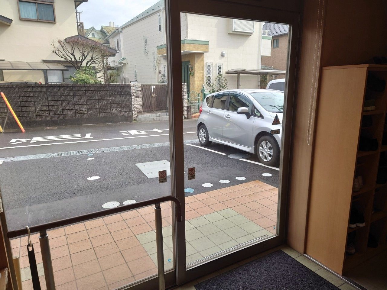 大きな窓のある玄関