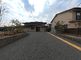 施設の外観と周辺の道路