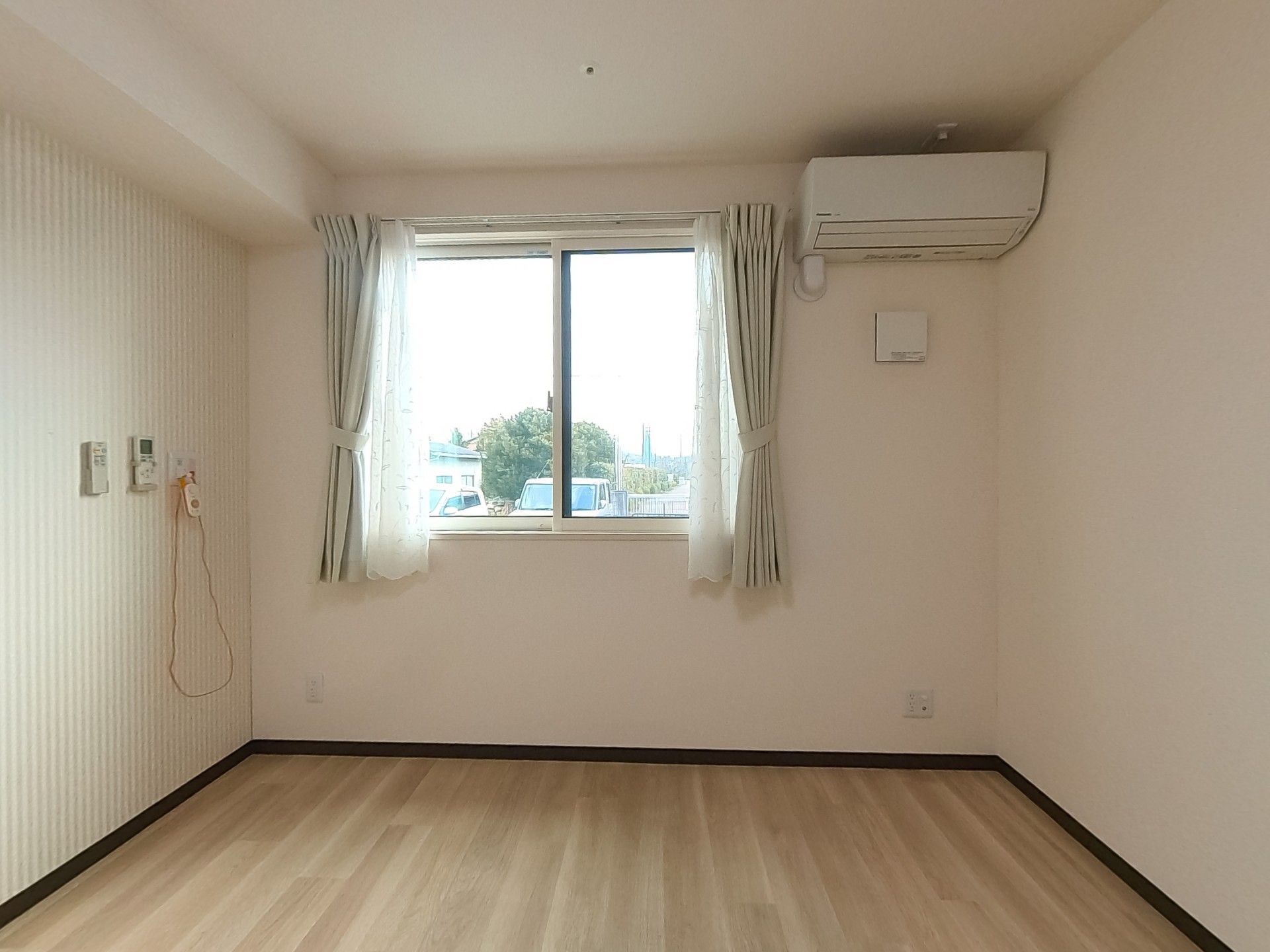 窓のある明るい部屋