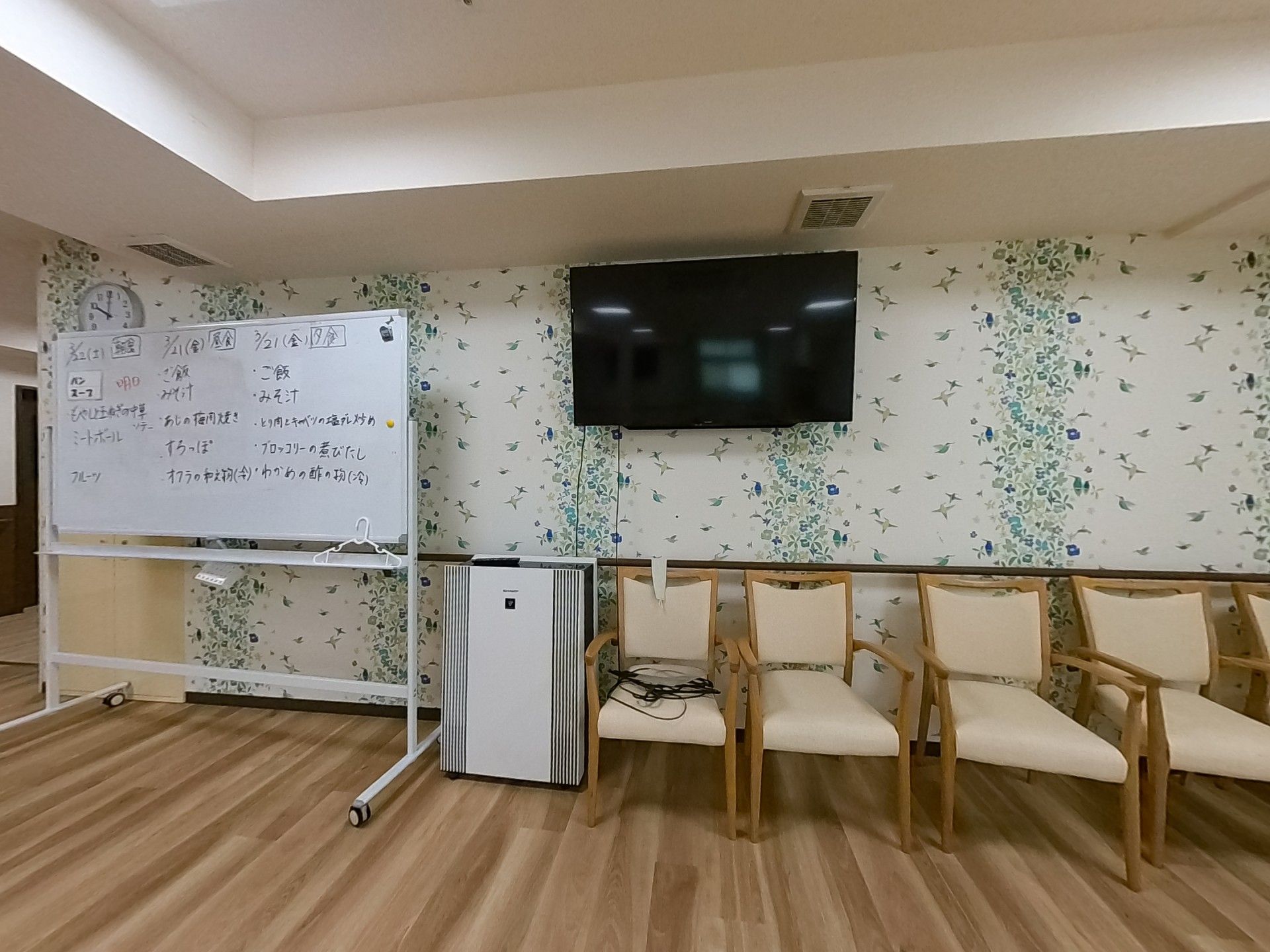テレビと椅子が並ぶ部屋