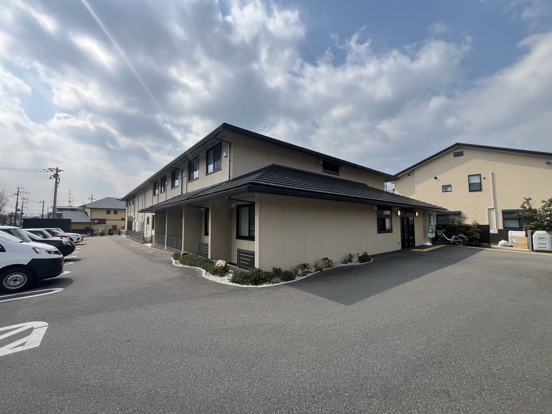 広い駐車場の建物外観