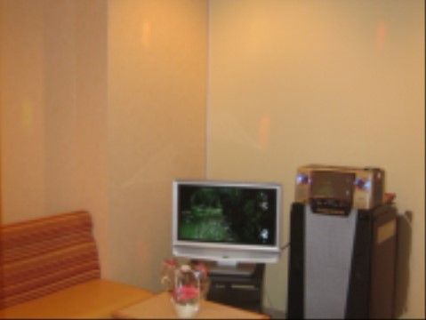 ラ・ナシカ こうざいのカラオケ。本格的な音響システムで楽しめるカラオケルームを完備している。