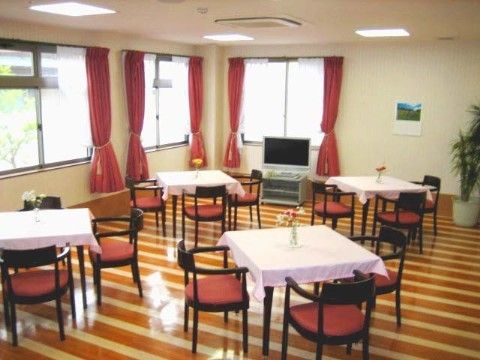 ラ・ナシカ こうざいの食堂。陽の光がたくさん入り込む環境に立地している。