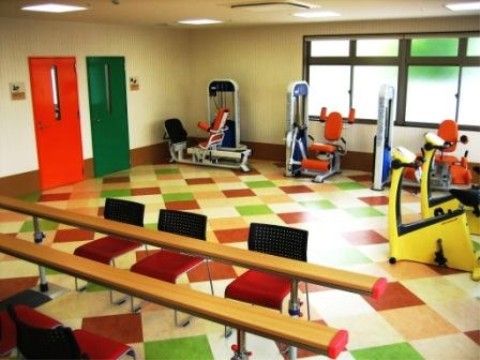 ラ・ナシカ こうざいのリハビリルーム。運動能力の低下を防ぐ様々なマシーンを完備している。