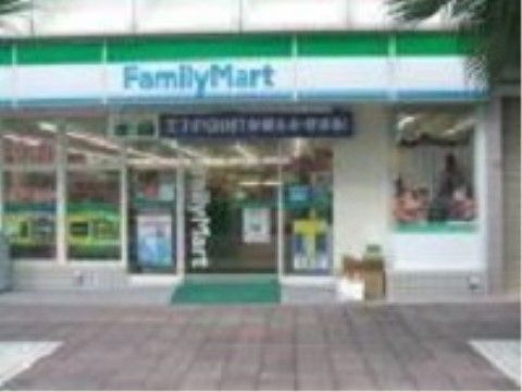 ラ・ナシカ こうざいの周辺環境。ちょっとした買い物に便利なコンビニが近場に立地している。