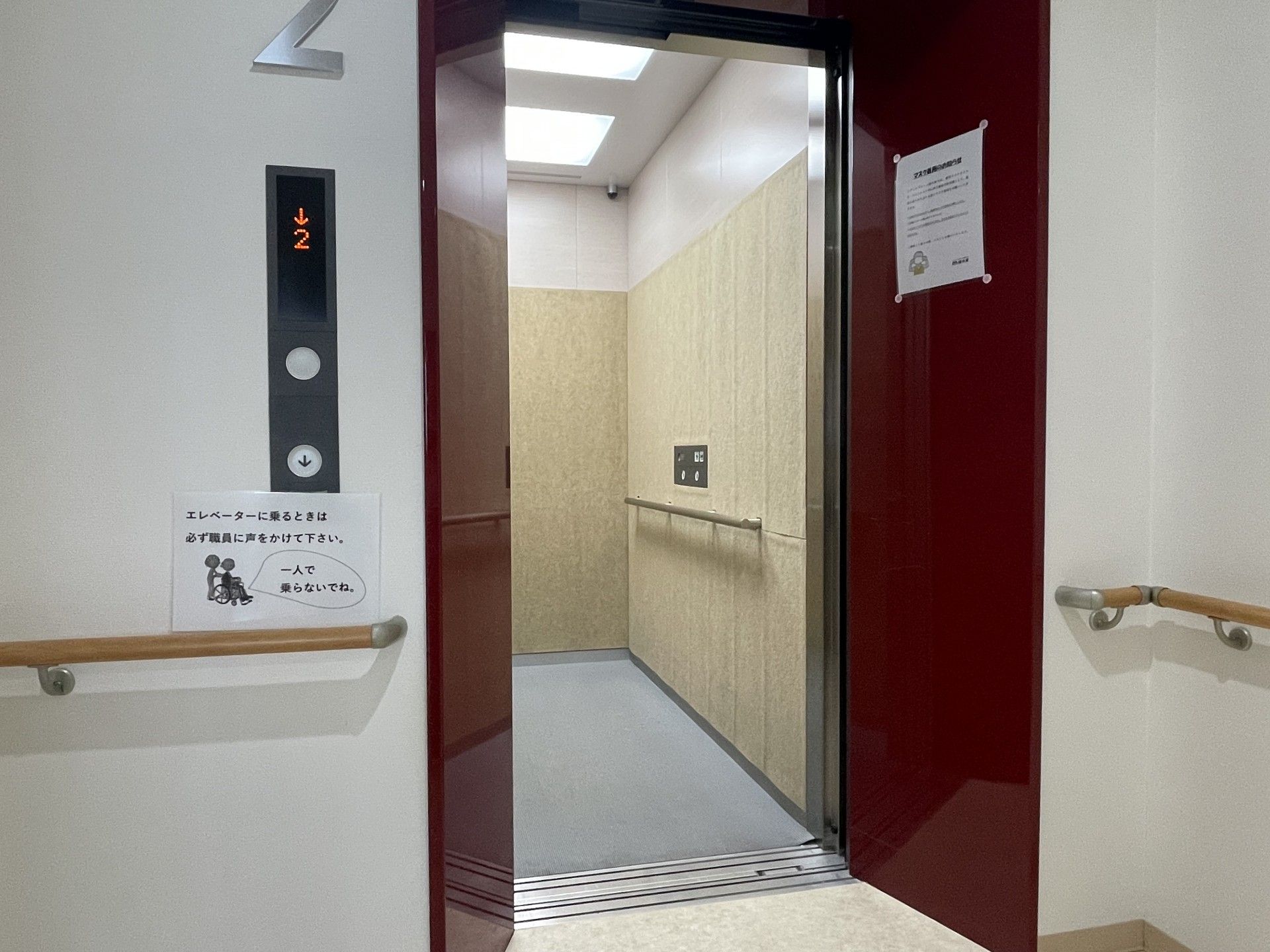 バリアフリーのエレベーター前