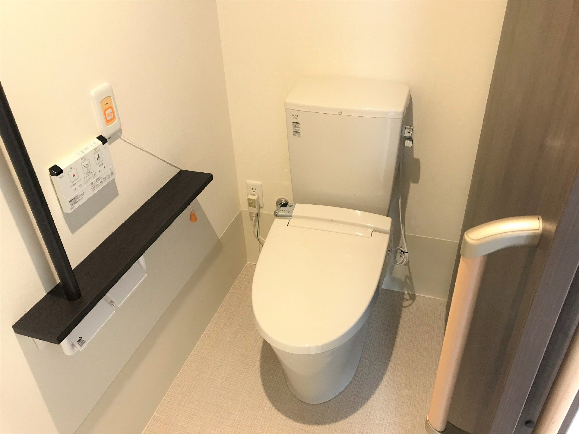 トイレは清掃が行き届いて清潔感があり手すりつきとなっている