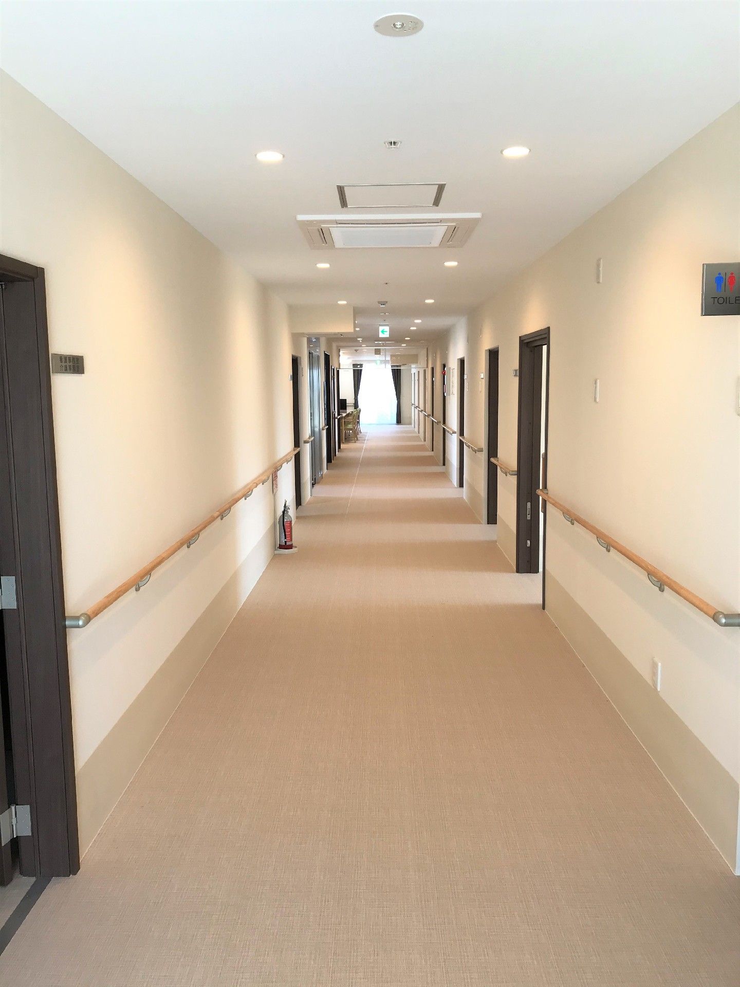手すりつきの廊下はゆったりとした幅がある