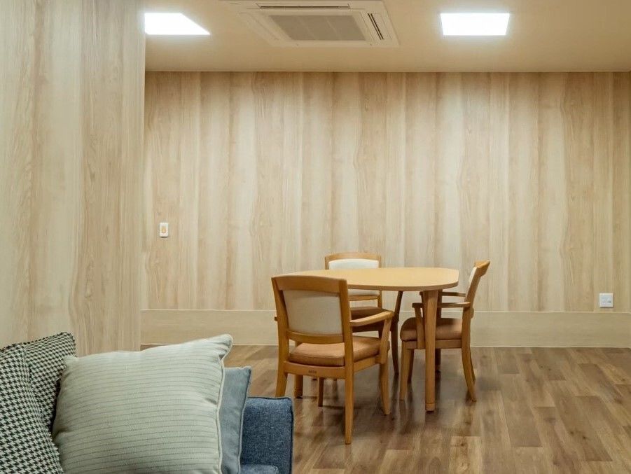 木目調のインテリアのナースコールがある部屋に置かれたテーブルセット