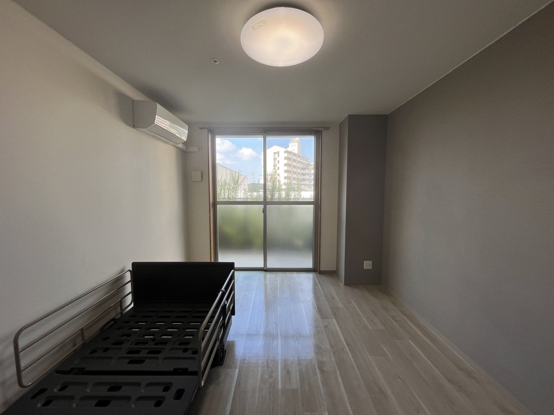 明るい個室の窓辺