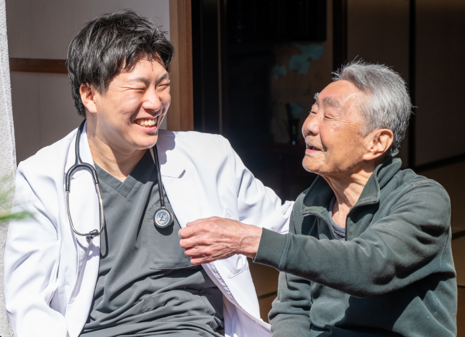 高齢者夫妻が公園を散歩している様子。後ろが豊かな自然に囲まれているのがわかる写真