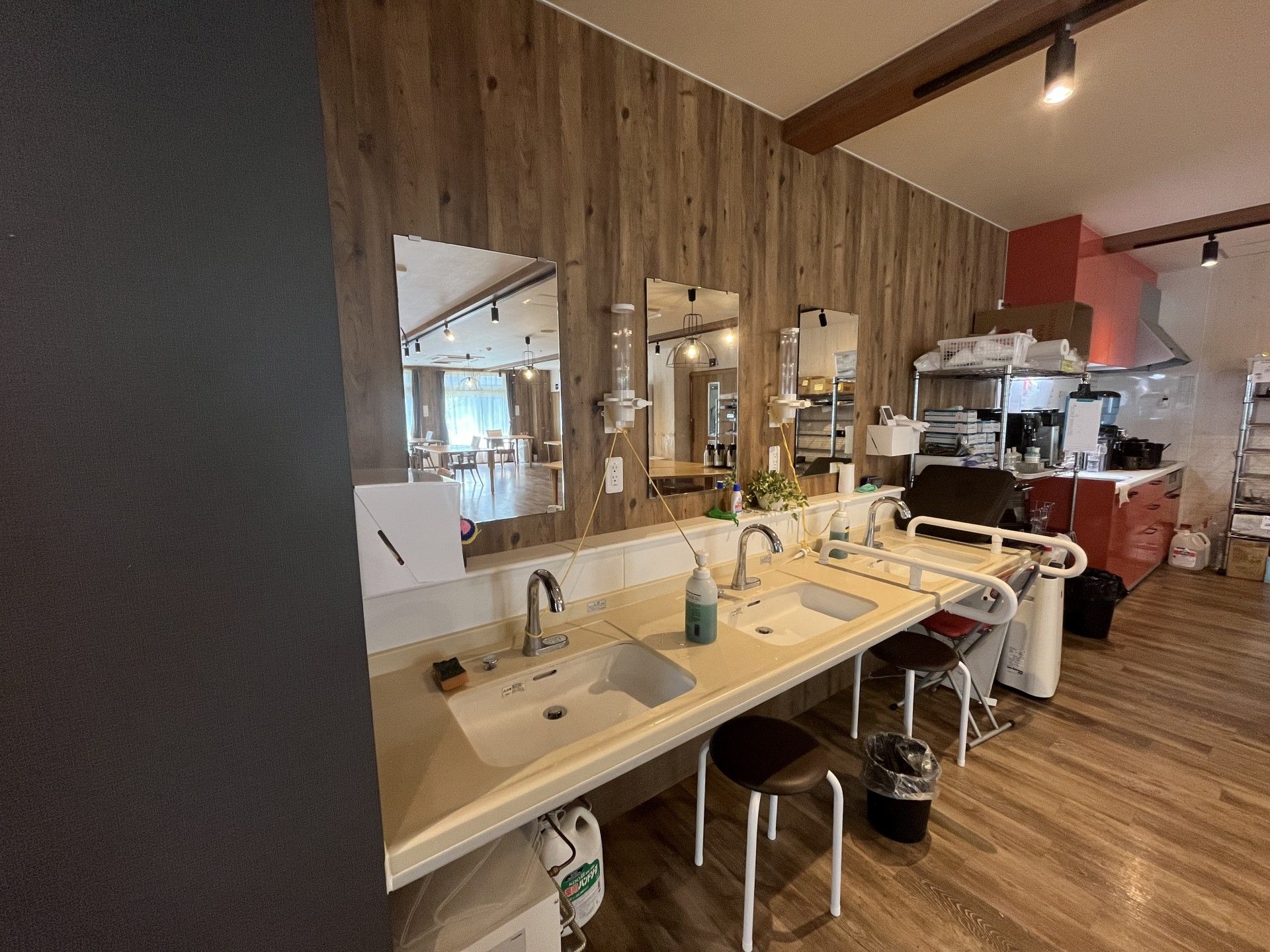 洗面台と鏡のある空間