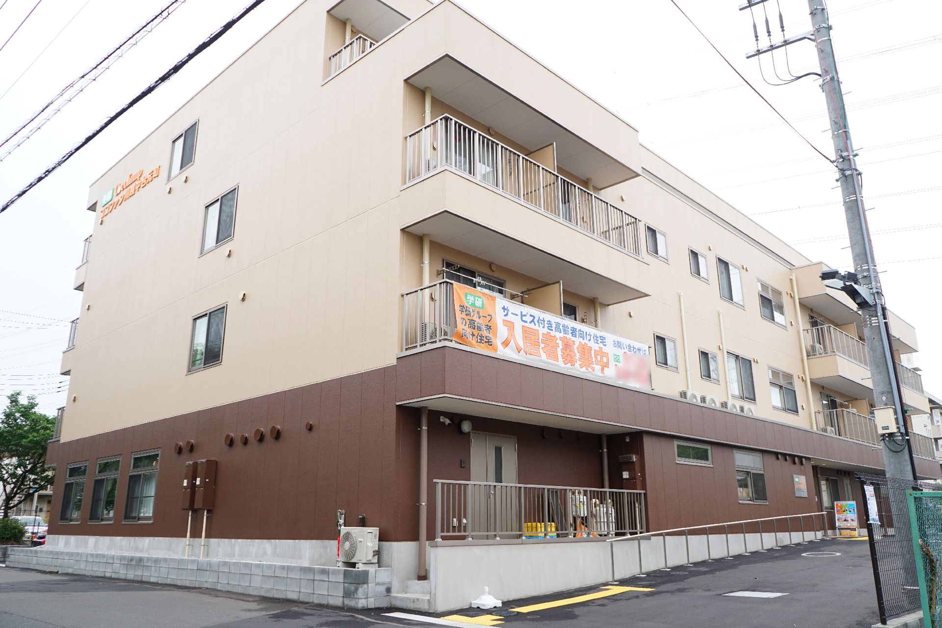 落ち着いた色合いでお洒落感があり、高級マンションのような雰囲気がある外観