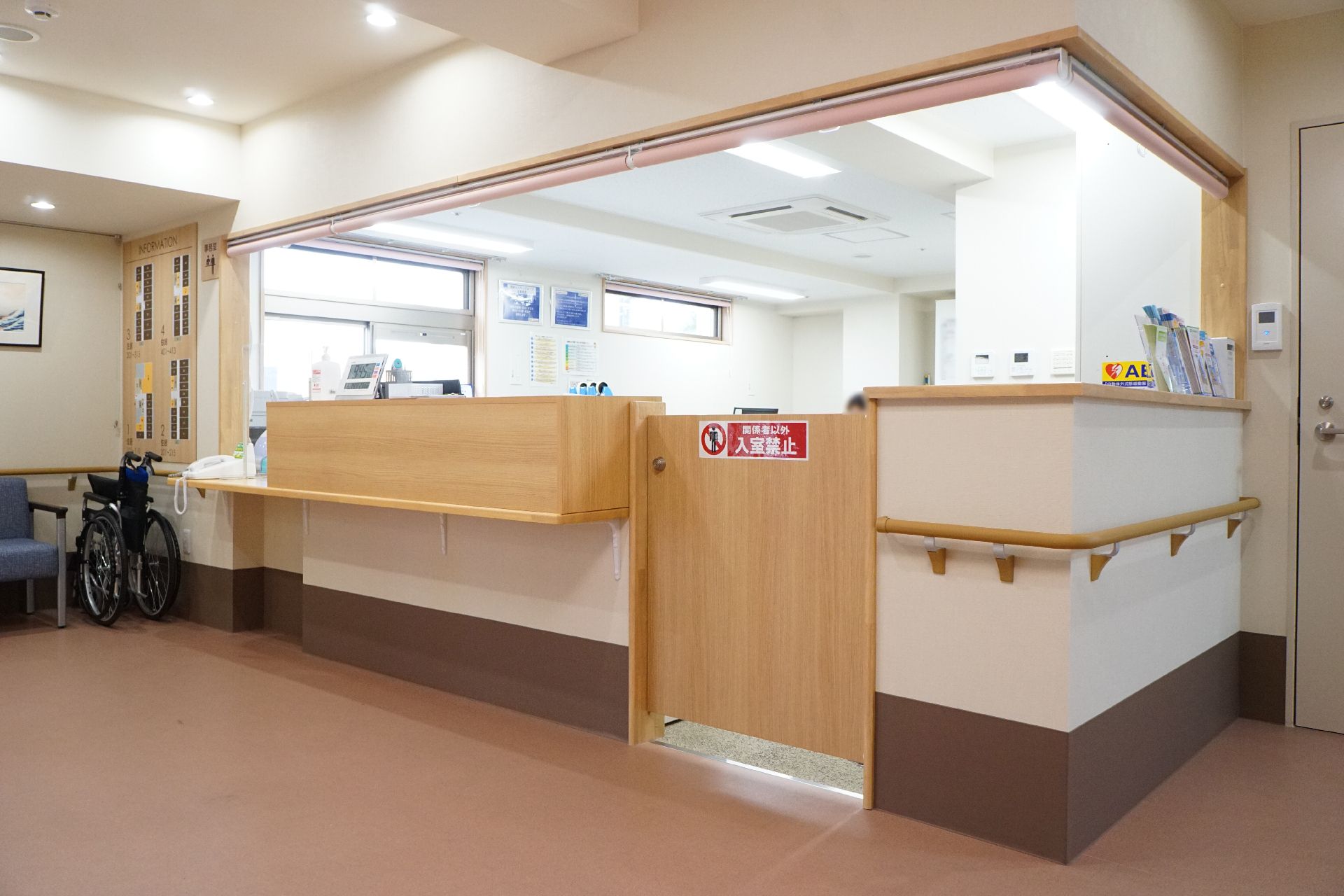 スタッフルームと直結し、広いカウンターが設けられている受付