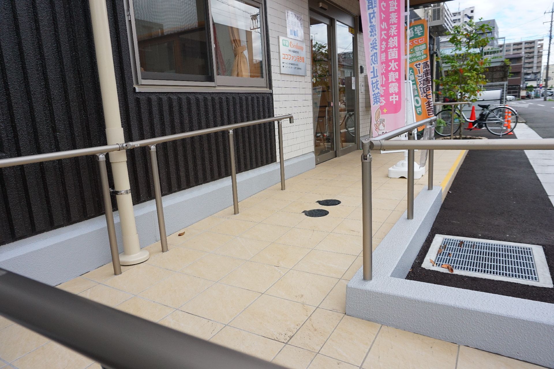車いすの方が通りやすいようにスロープが設置されているエントランス