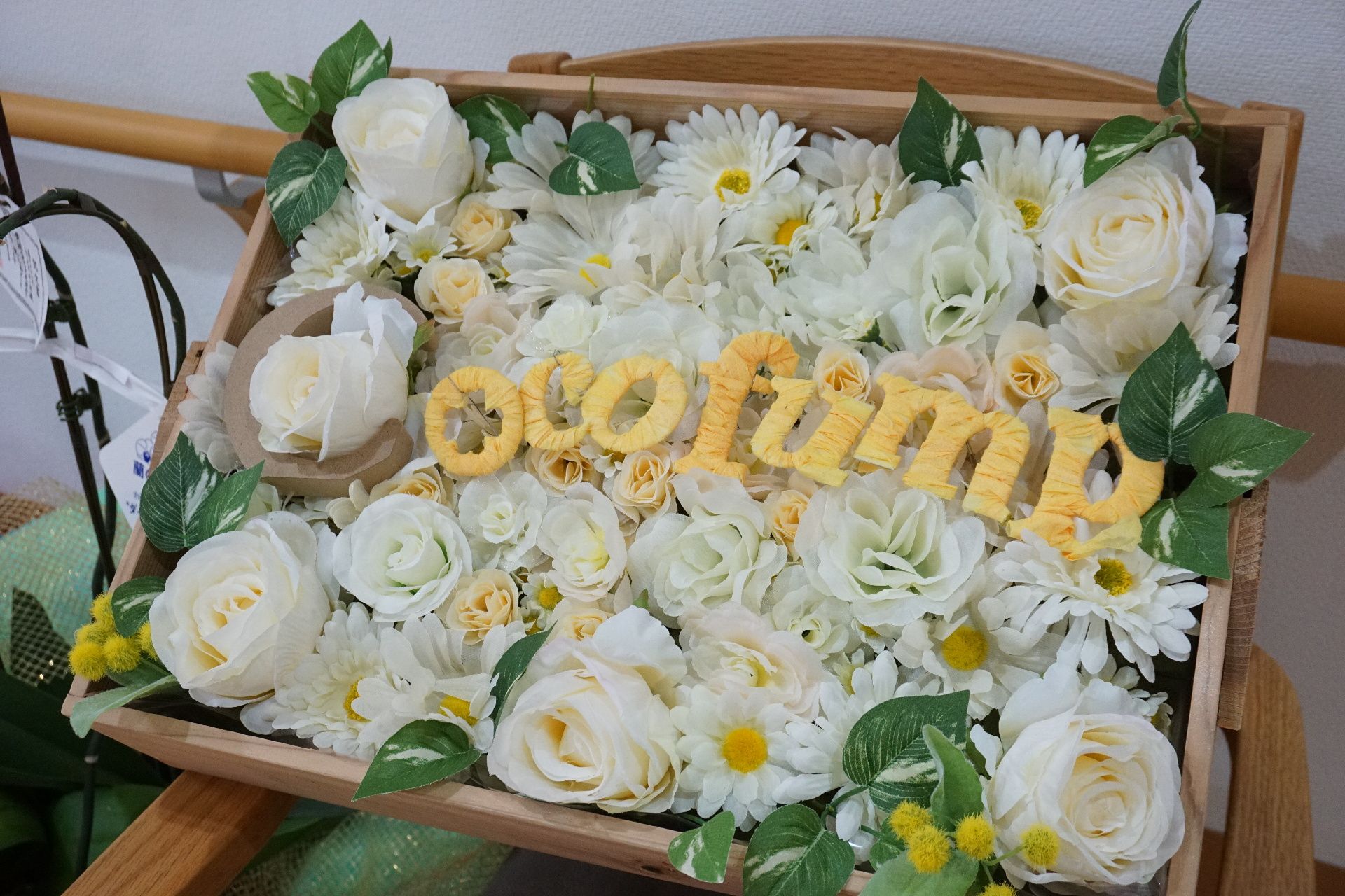 展示スペースに飾られている花がたくさん敷き詰められた箱