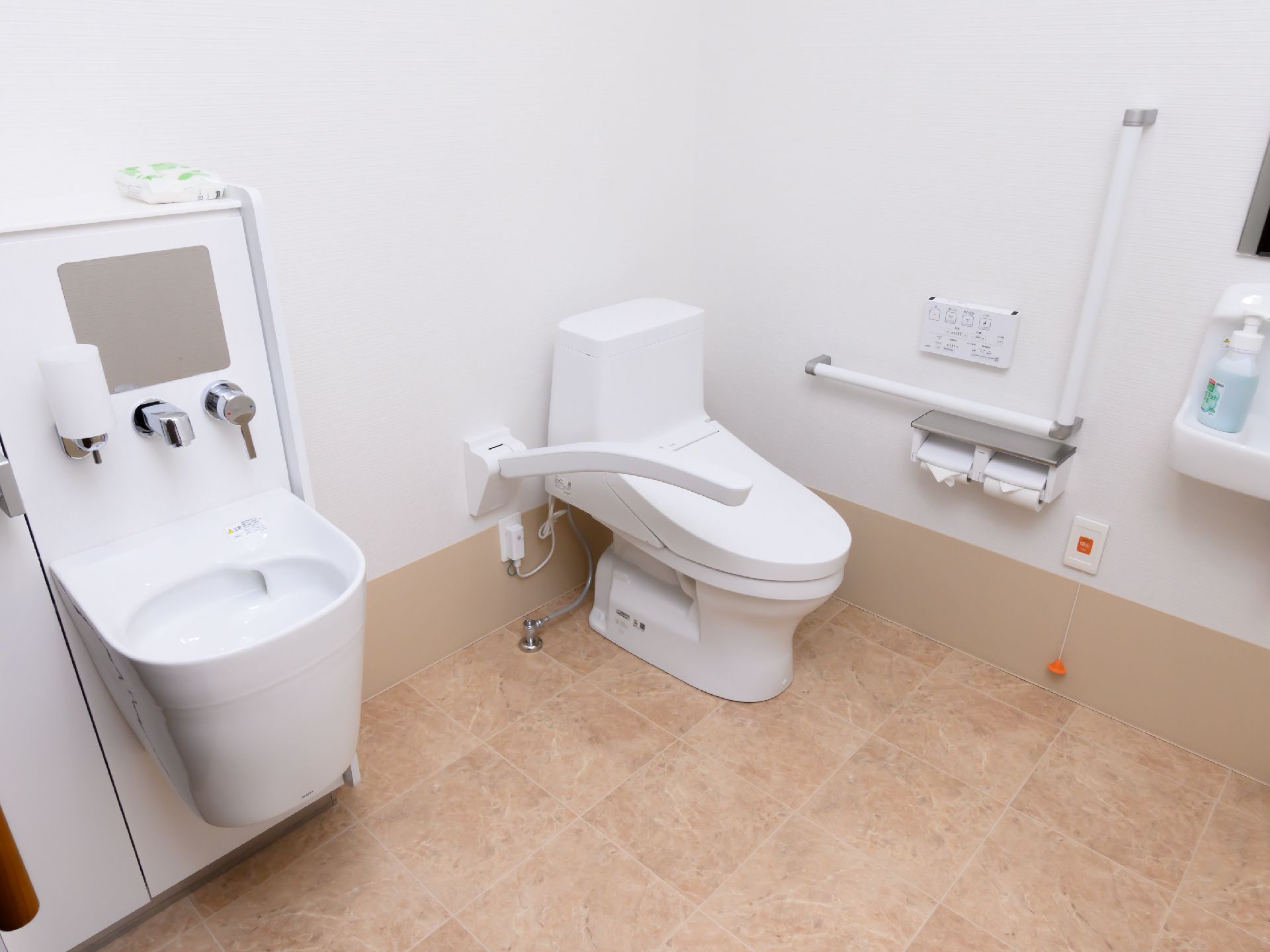 バリアフリー化され、トイレの便座やストーマ用のの流し台があるトイレ