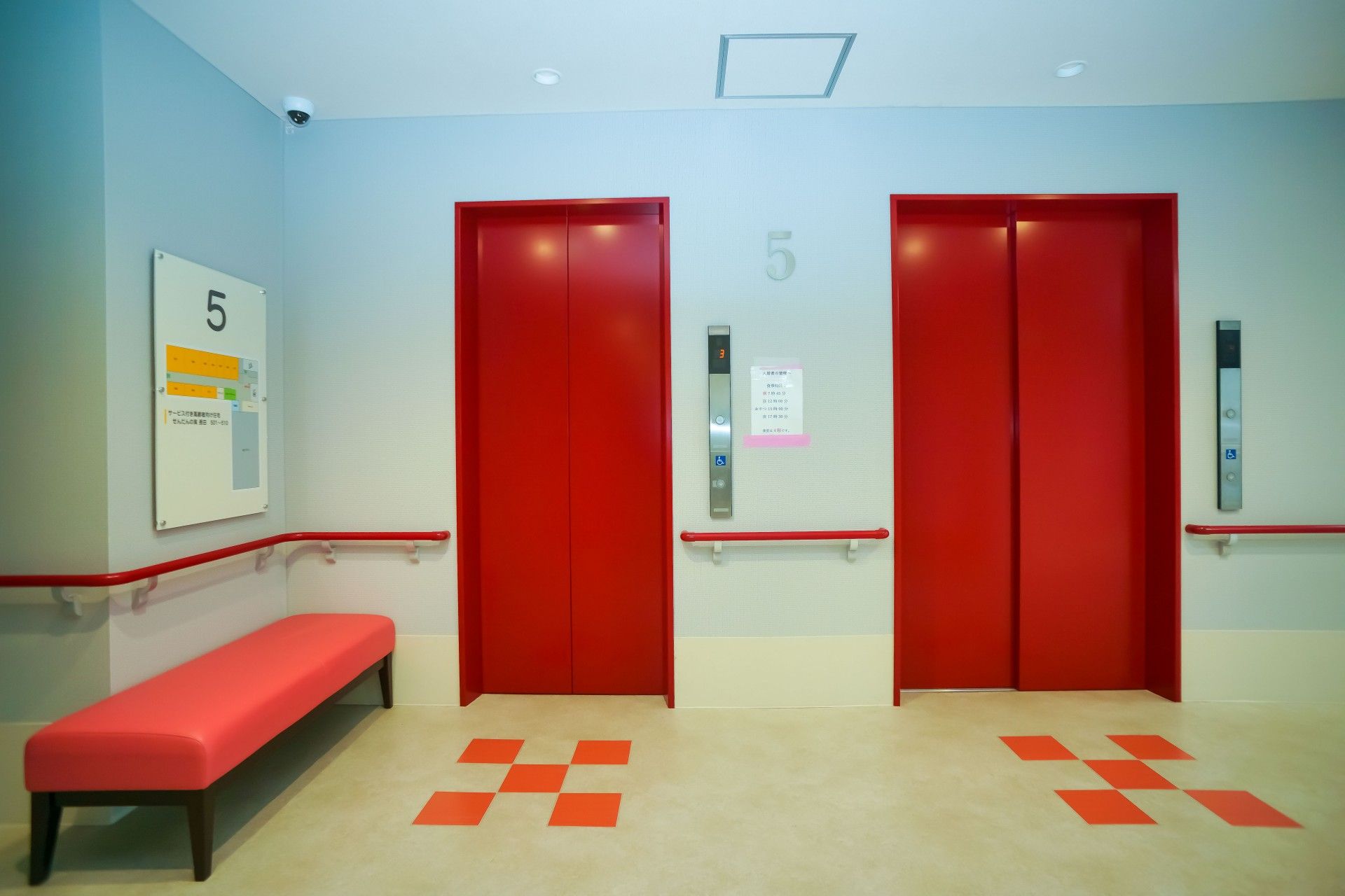 赤い扉のエレベーターホール