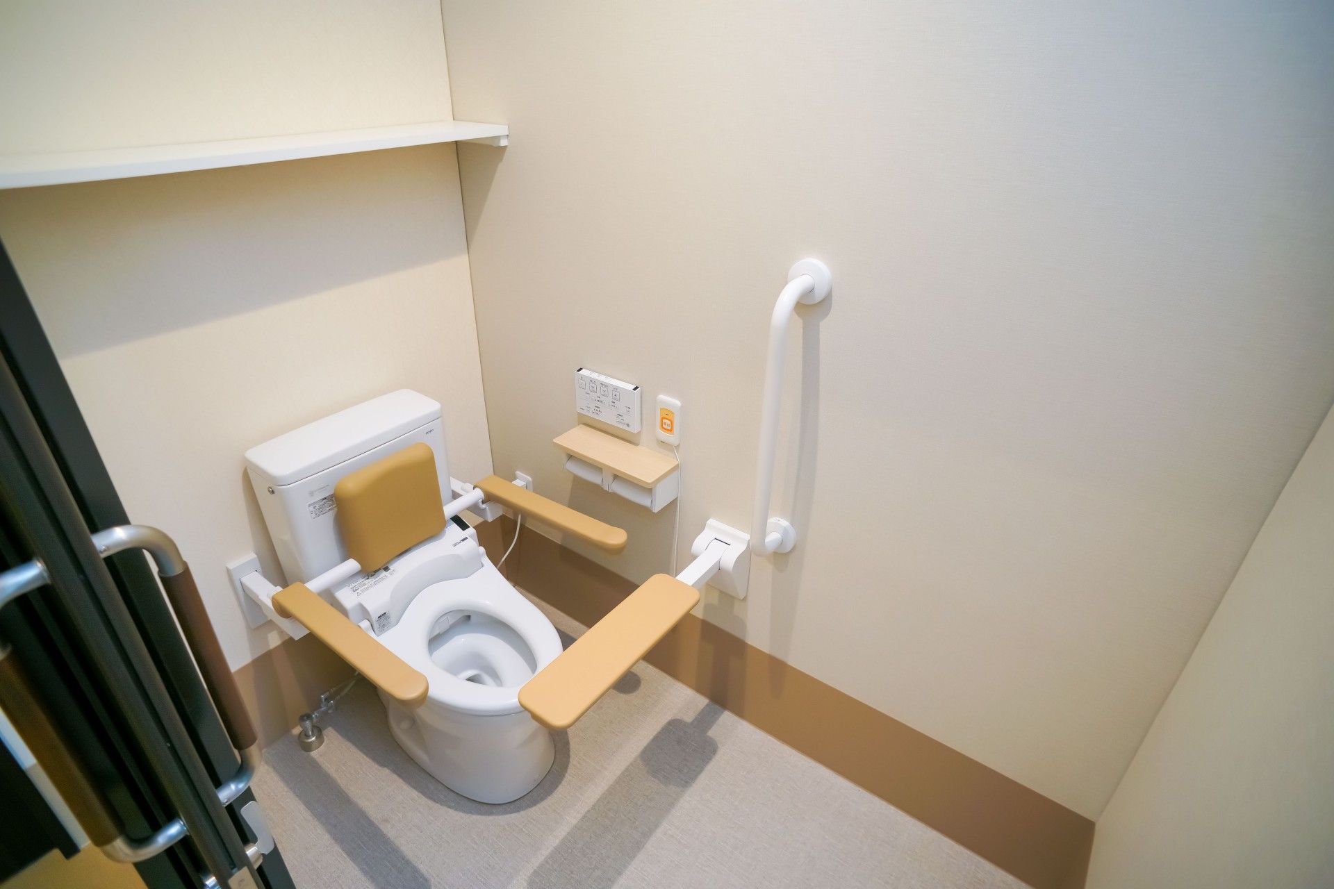 手すり付きの清潔なトイレ