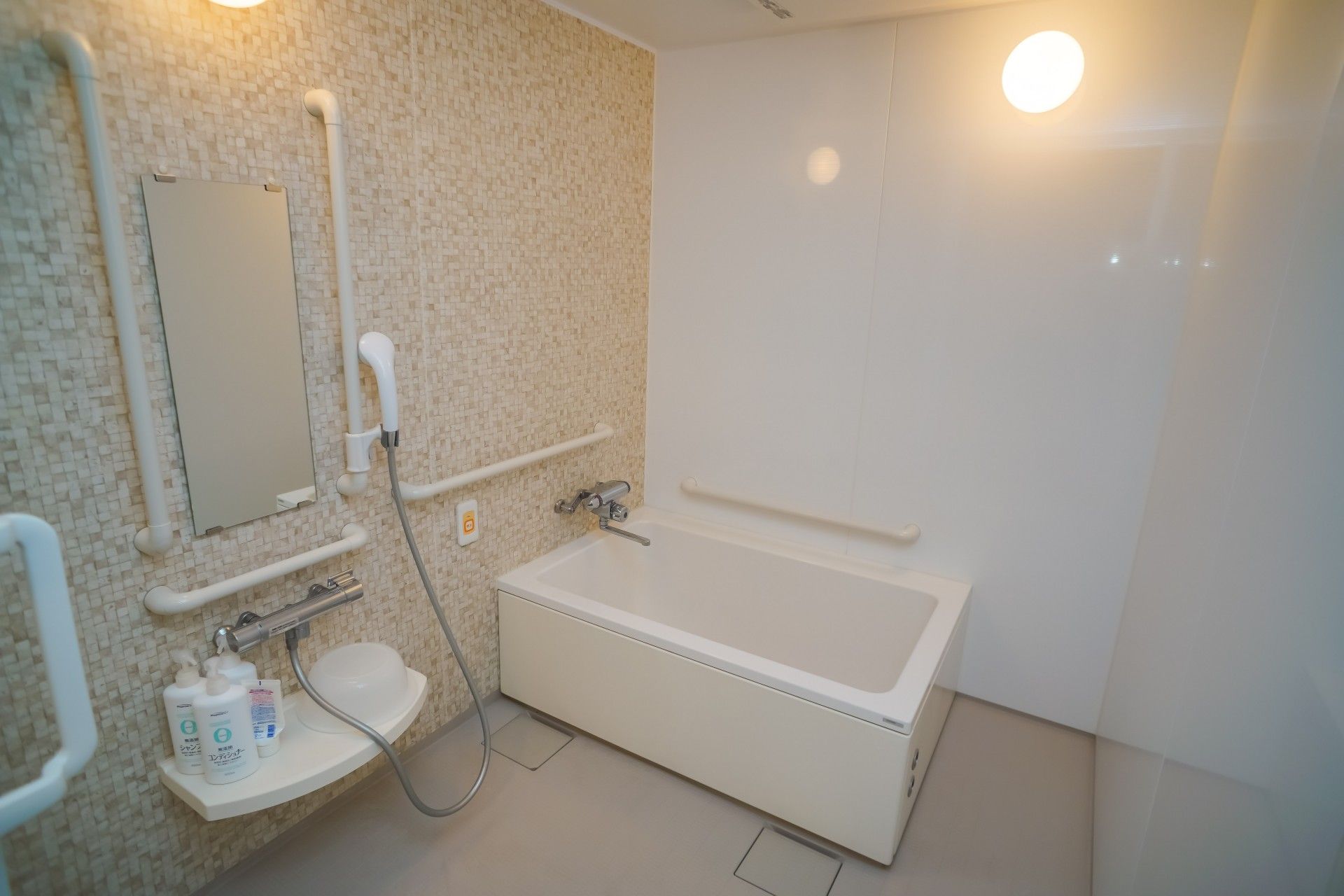 バリアフリー設計の浴室