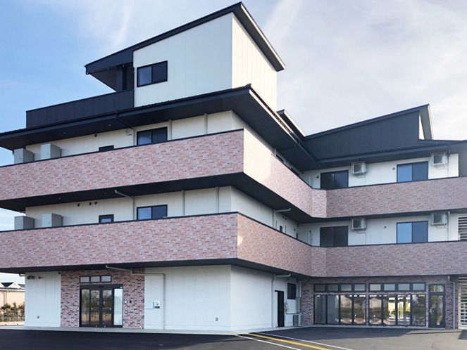 すっきりと無駄のないデザインの建物。ぐっどケアKitayamaの外観写真