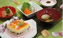 色鮮やかな料理並ぶ食卓