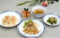 彩り豊かな料理が並ぶ食事