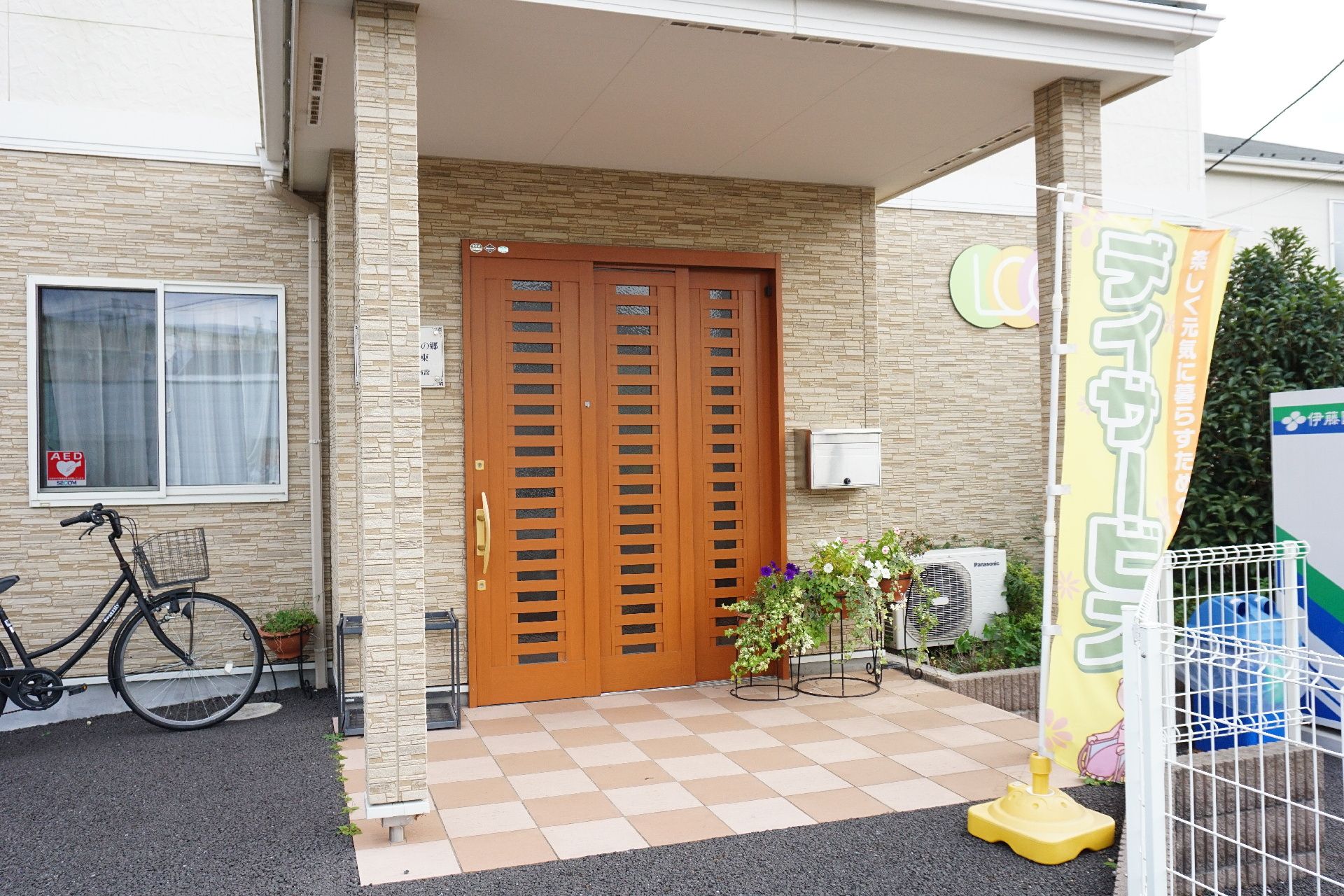 段差が一切なく、施設の案内板も掲示されている玄関部分