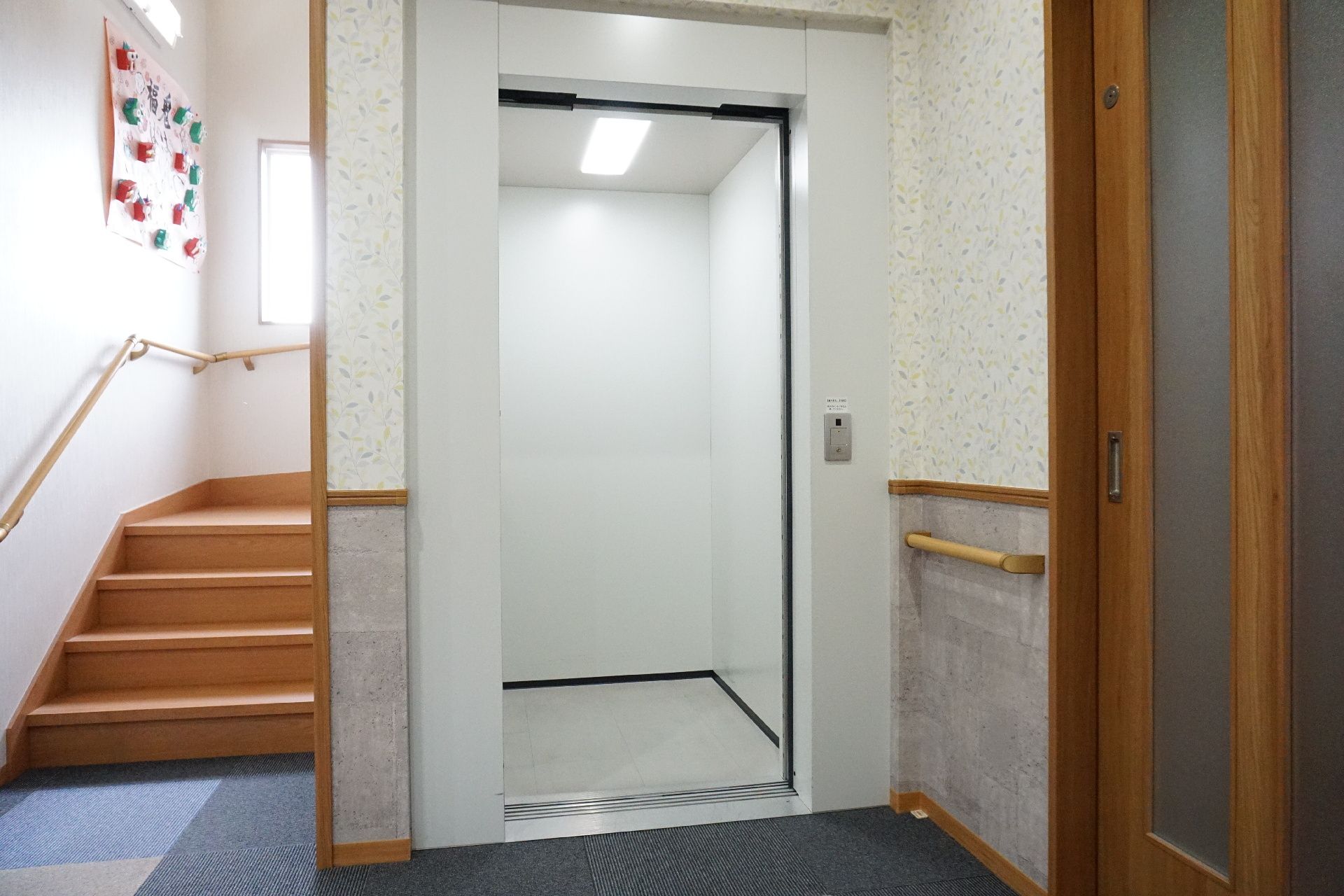 安全に利用できるように手すりがついているエレベーター