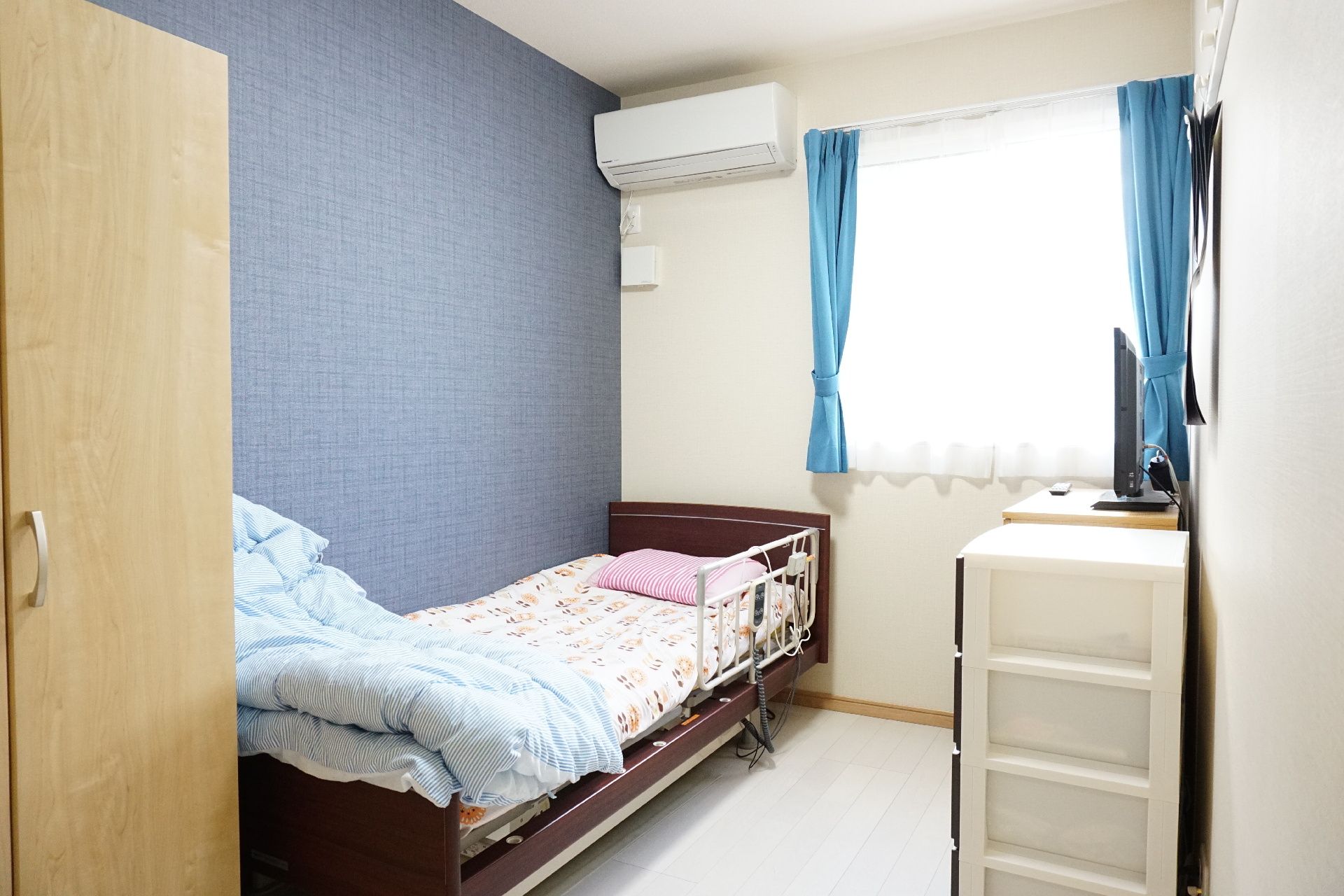 通路に段差が無く、出入口のドアが引き戸になっている居室