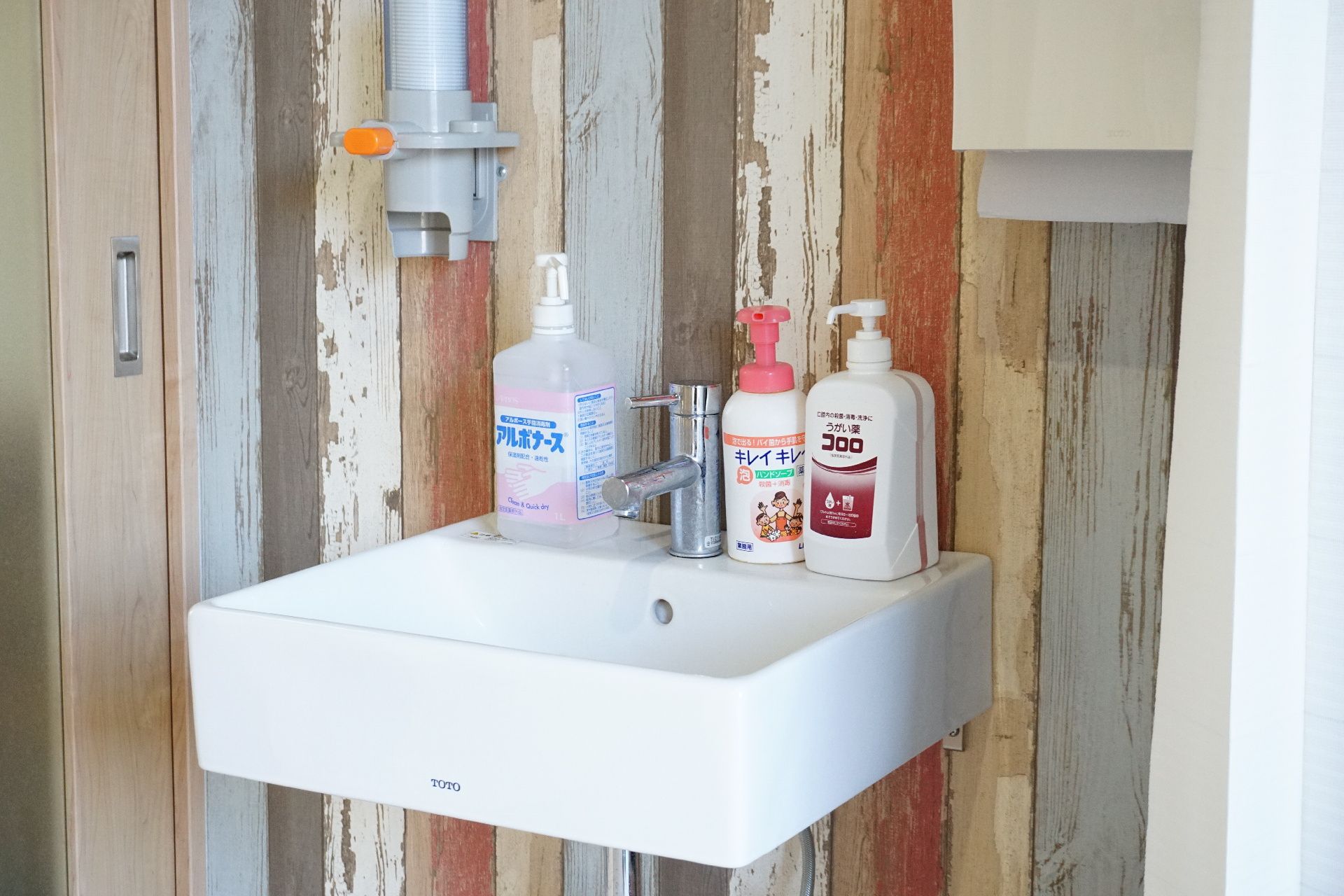 車椅子の人でも使えるよう、低く設置されてる洗面台