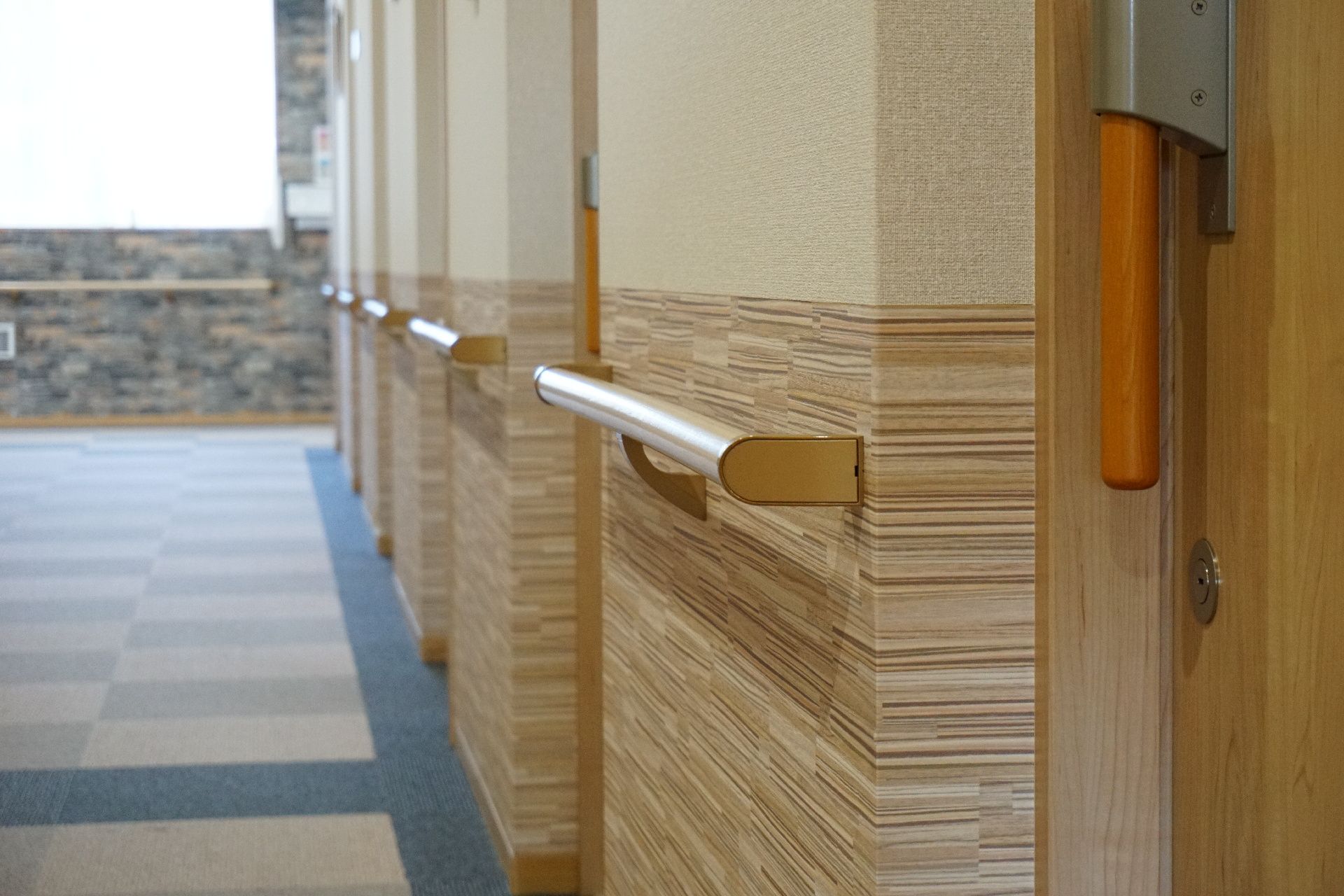 手すりが取り付けられ、高齢者に配慮された廊下