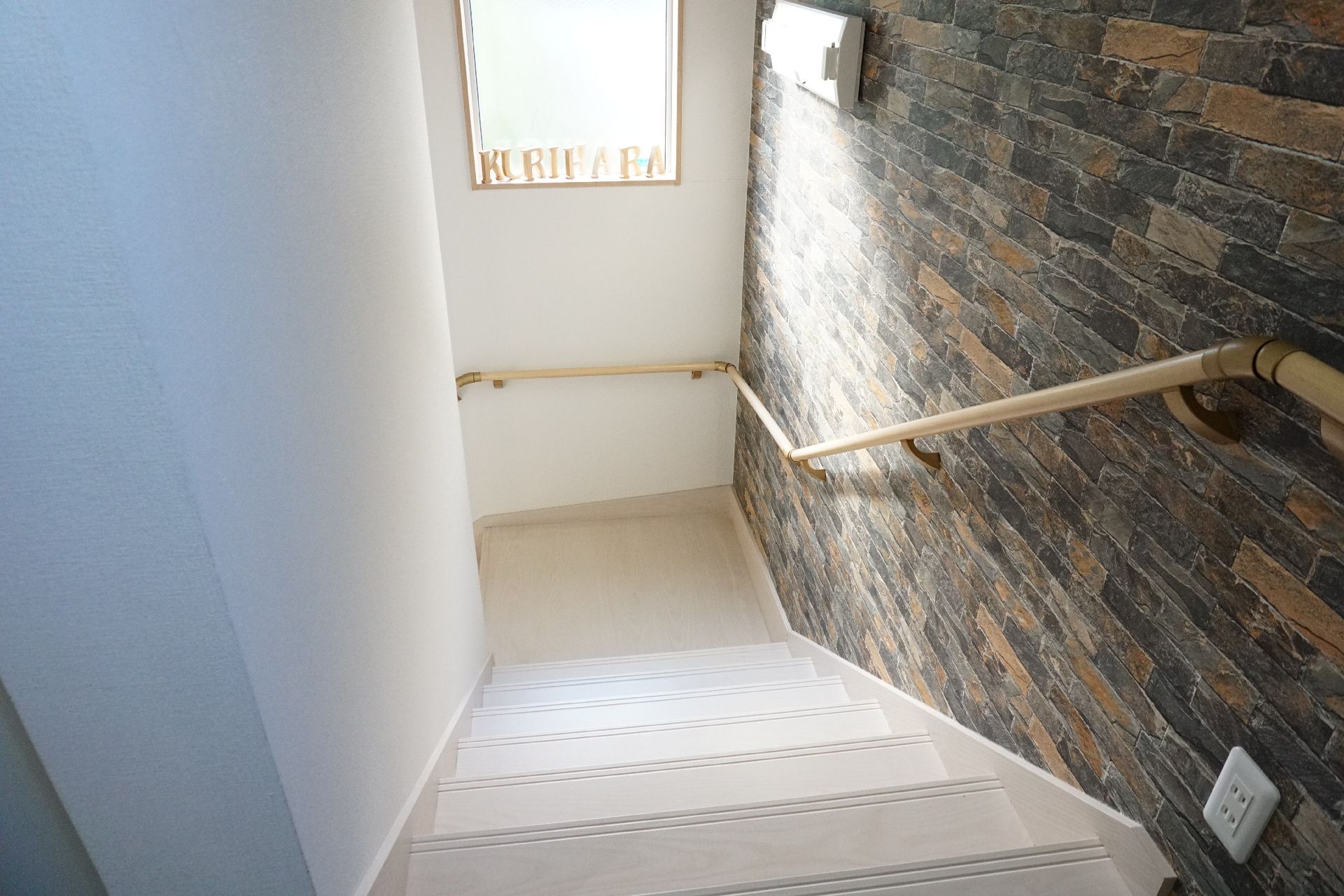 手すりが取り付けられており、転倒防止の対策をしている廊下