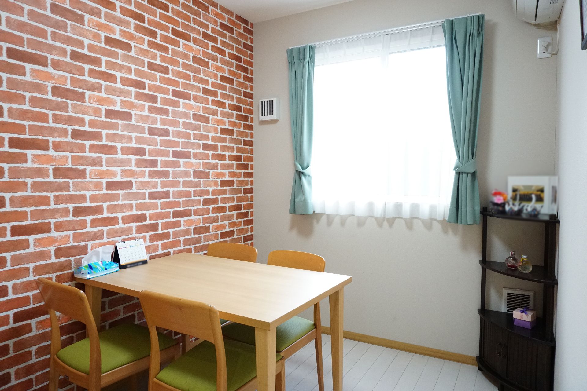 椅子とテーブルが設置された、親族でコミュニケーションを取るための共有スペース