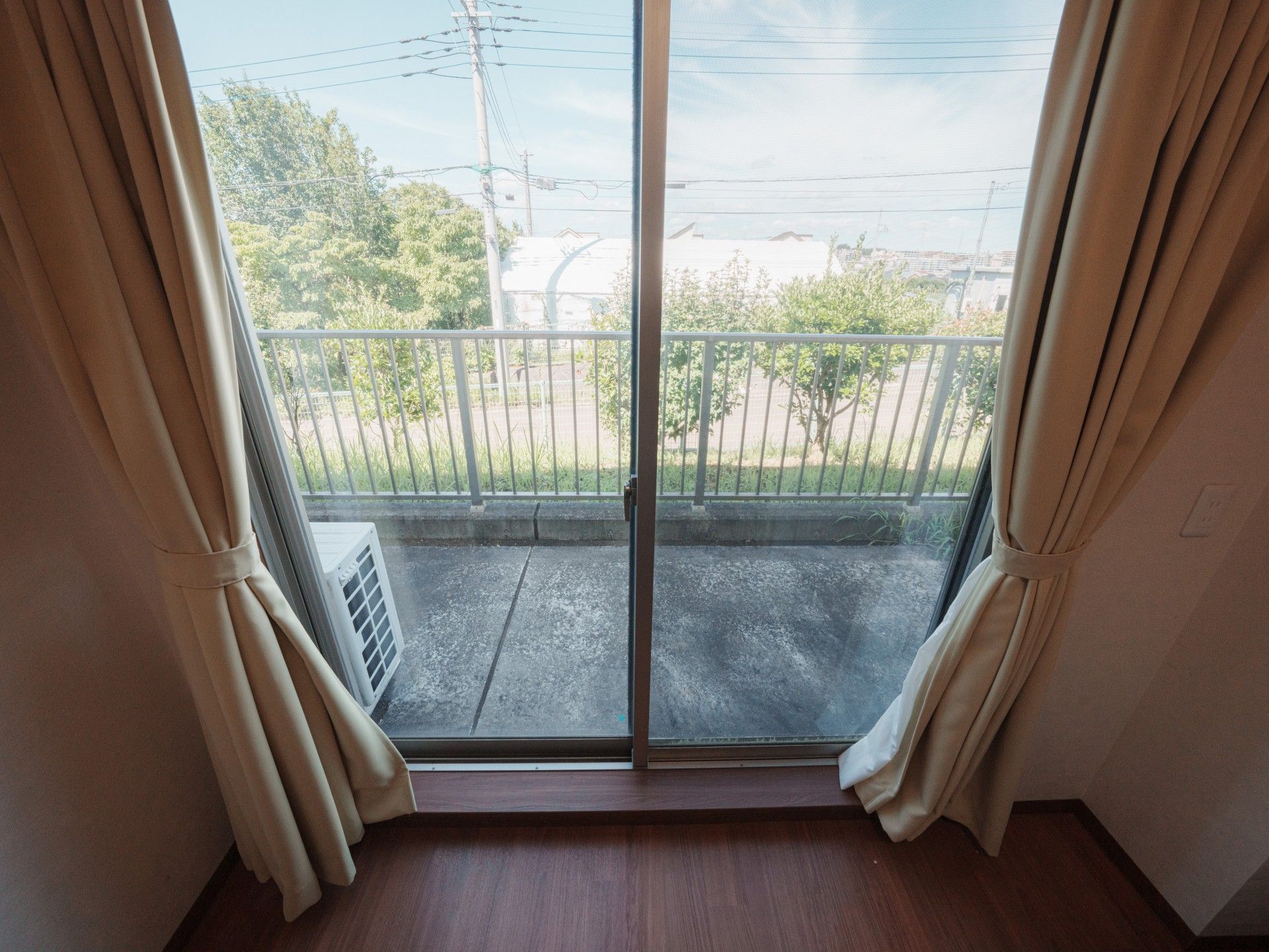 庭に面した大きな窓