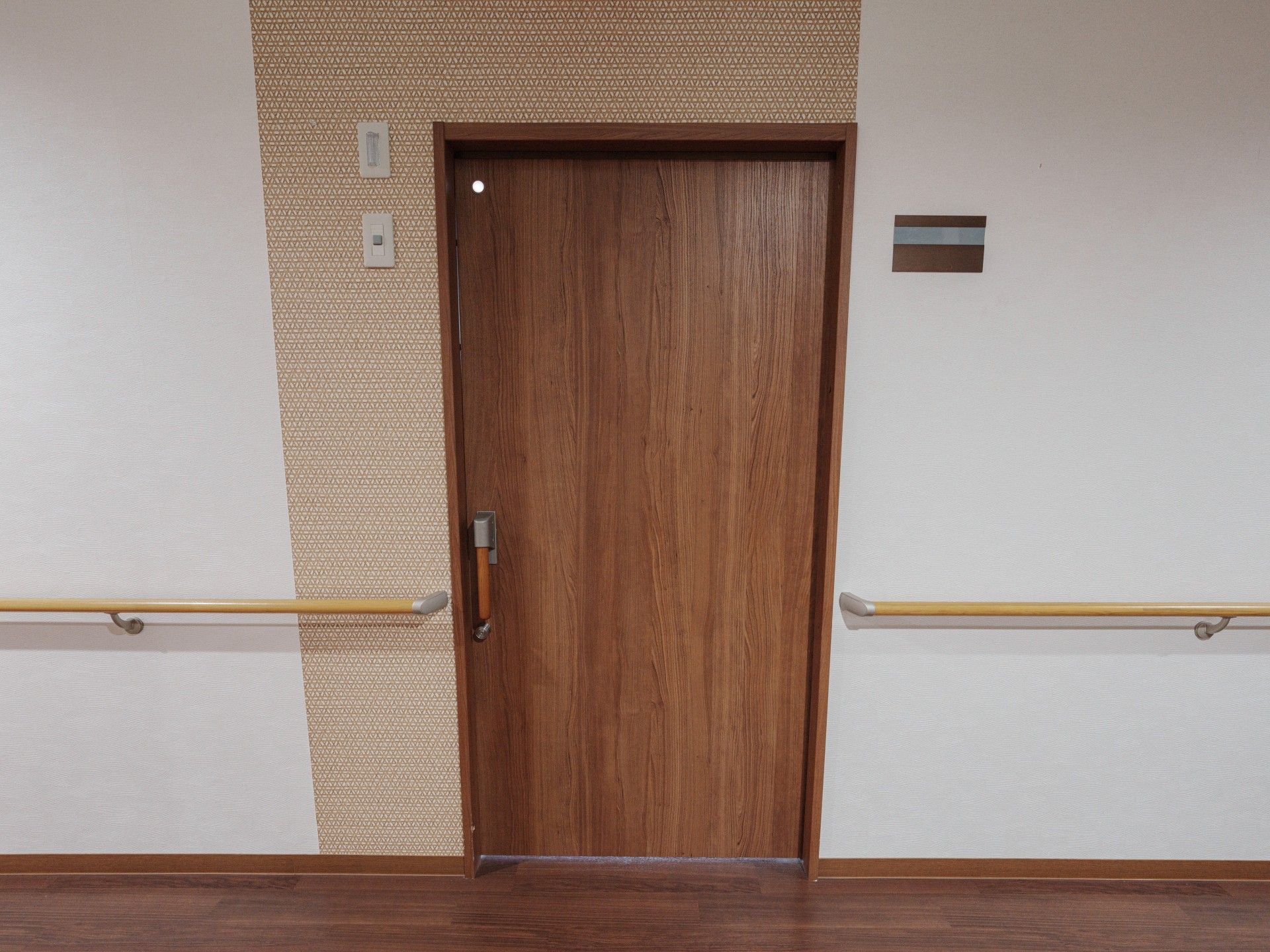 木製のドアと手すり