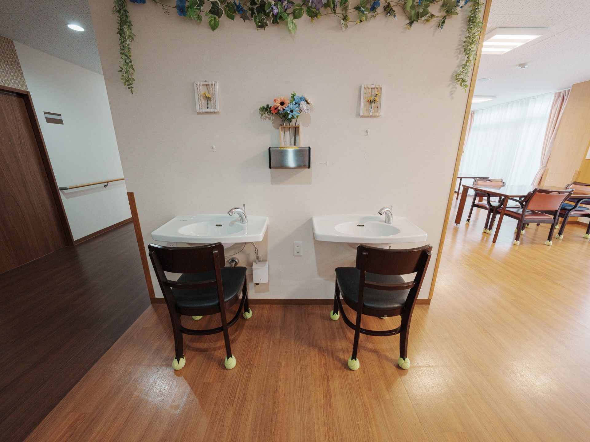 洗面台と椅子のある空間