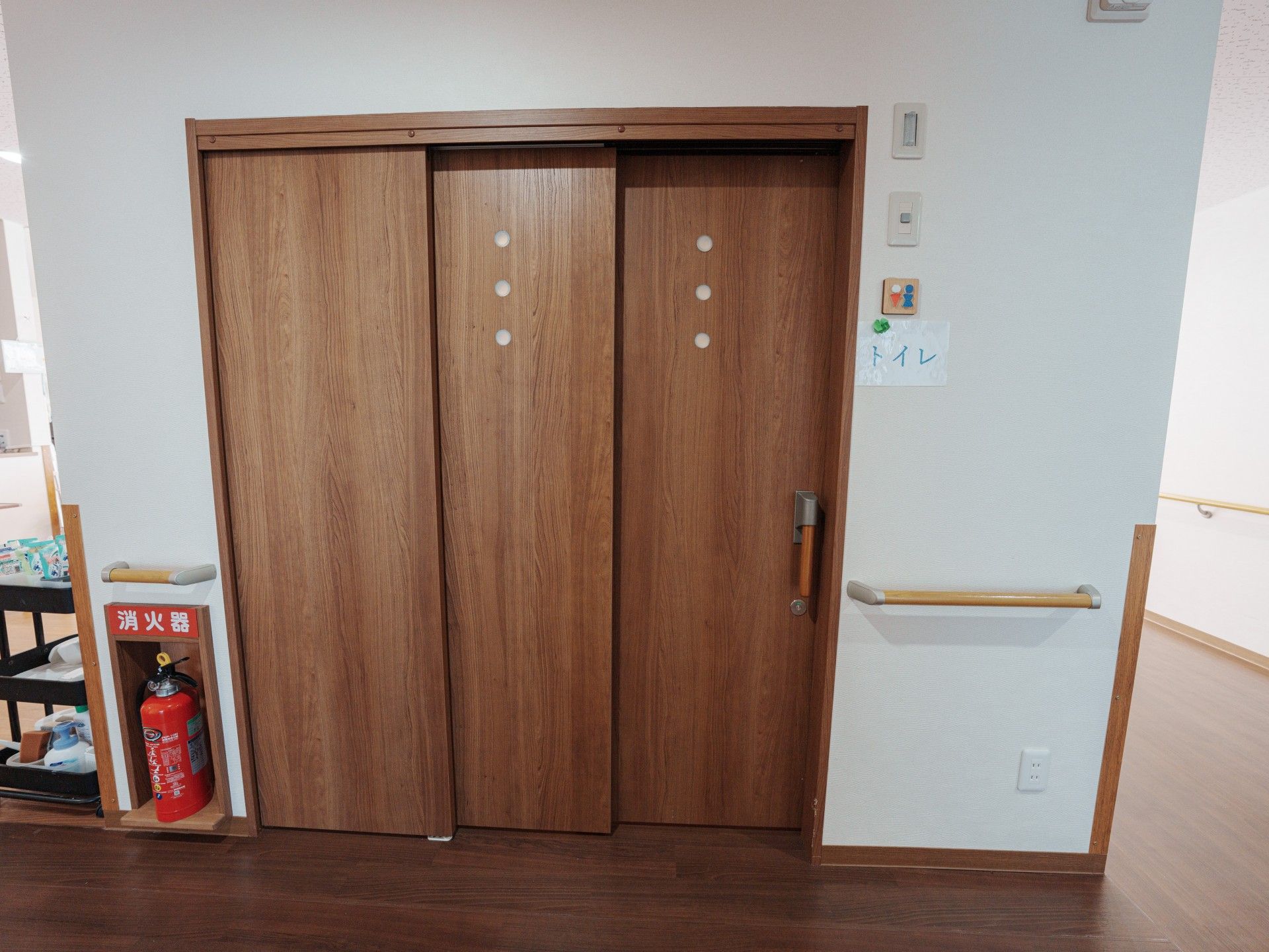 木製の扉と手すりの廊下