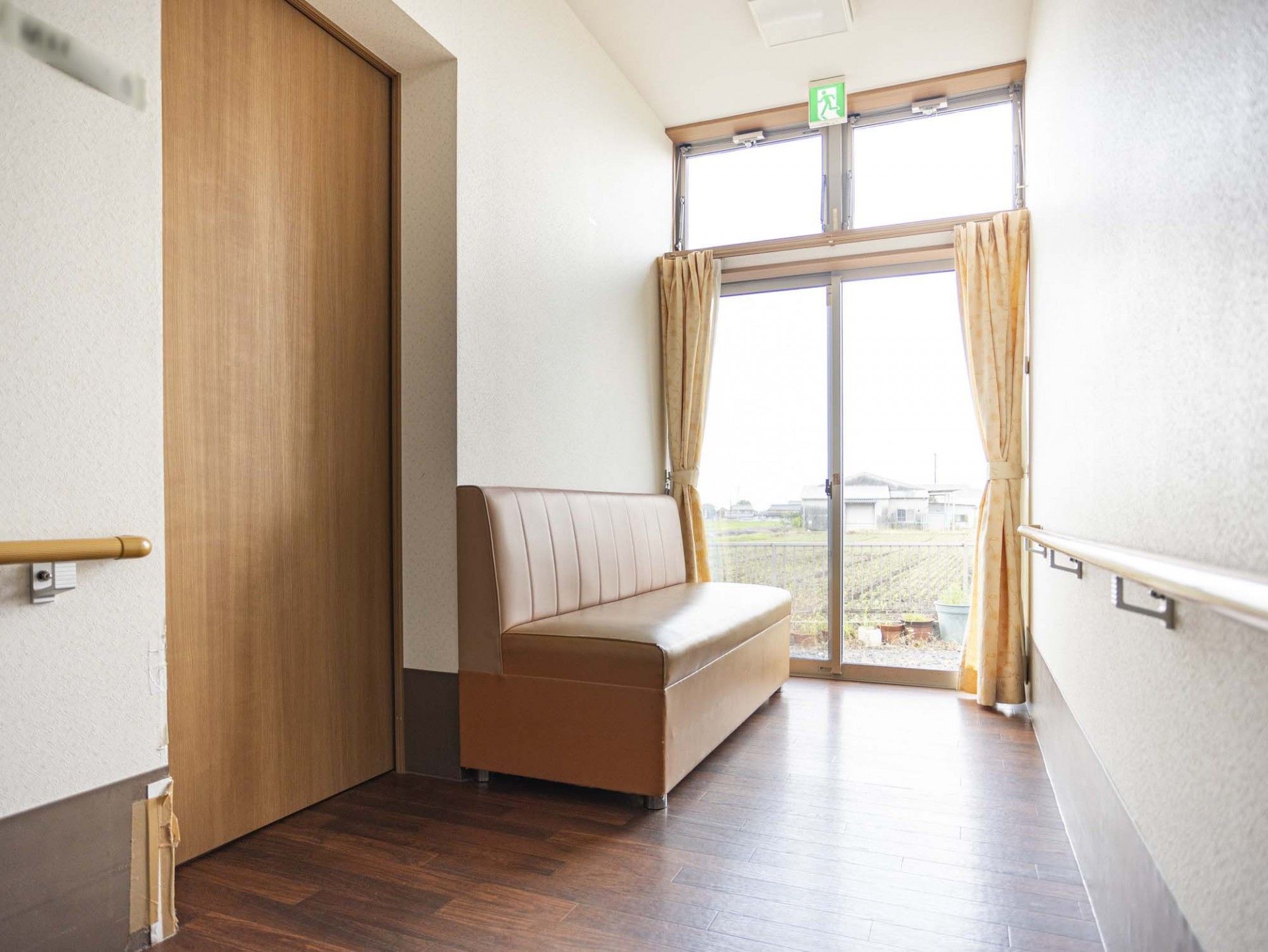 明るい廊下の一角